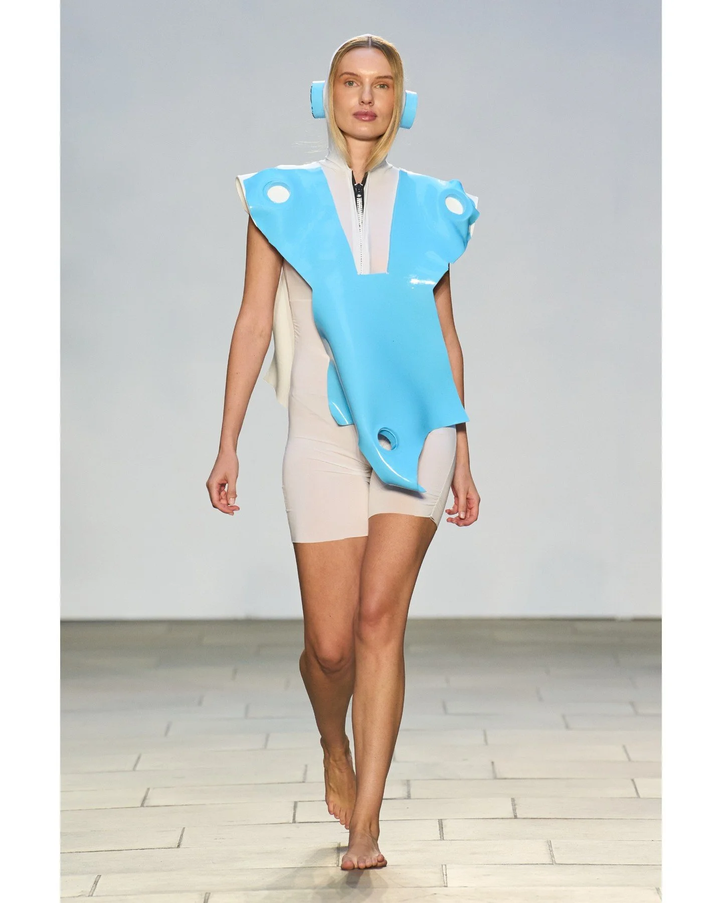 The collection combined the sleek, otherworldly textures of silicone with carefully crafted silhouettes that evoked both fluidity and pressure. Each piece carried a sense of immersion, as if garments themselves were shaped by the movement and tension