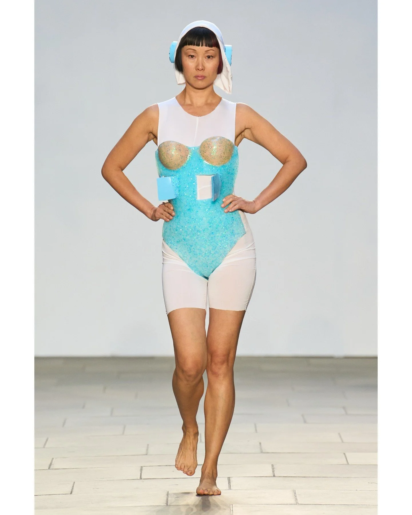 By merging technology with craftsmanship, Marchev elevated her material experiments into a bold artistic statement. The show revealed fashion as both science and art, immersing the audience in a world where innovation and imagination flowed seamlessl