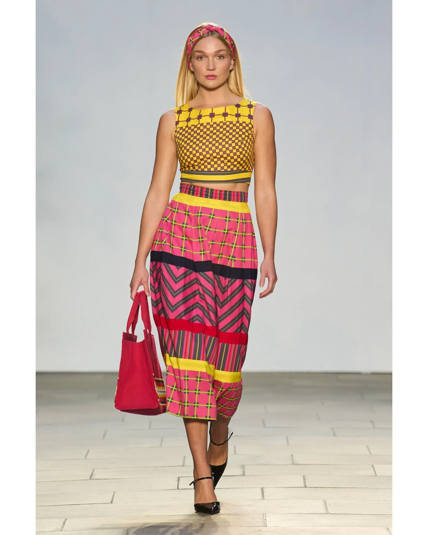 The collection merged bold, contemporary design with ethical craftsmanship, elevating everyday handloom into striking runway pieces. Vibrant colours and intricate patterns reflected both cultural heritage and modern relevance, reminding audiences of 