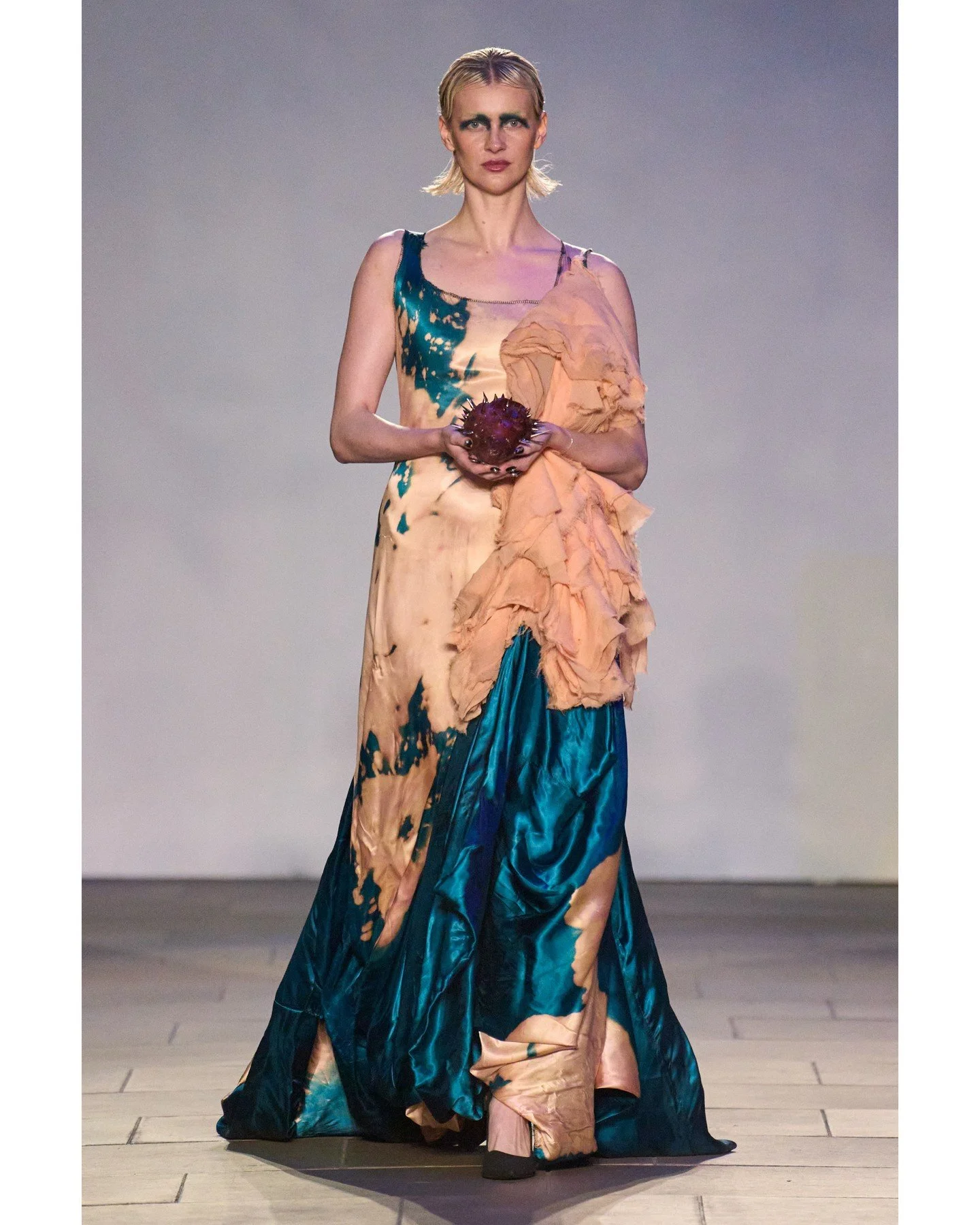 Hellavagirl brought unapologetic drama to the 8 pm runway with The Discovery of Mr Nobody, a couture collection that blurred the line between fashion and ritual. Known for her rebellious spirit and avant-garde silhouettes, designer Helen Woollams del