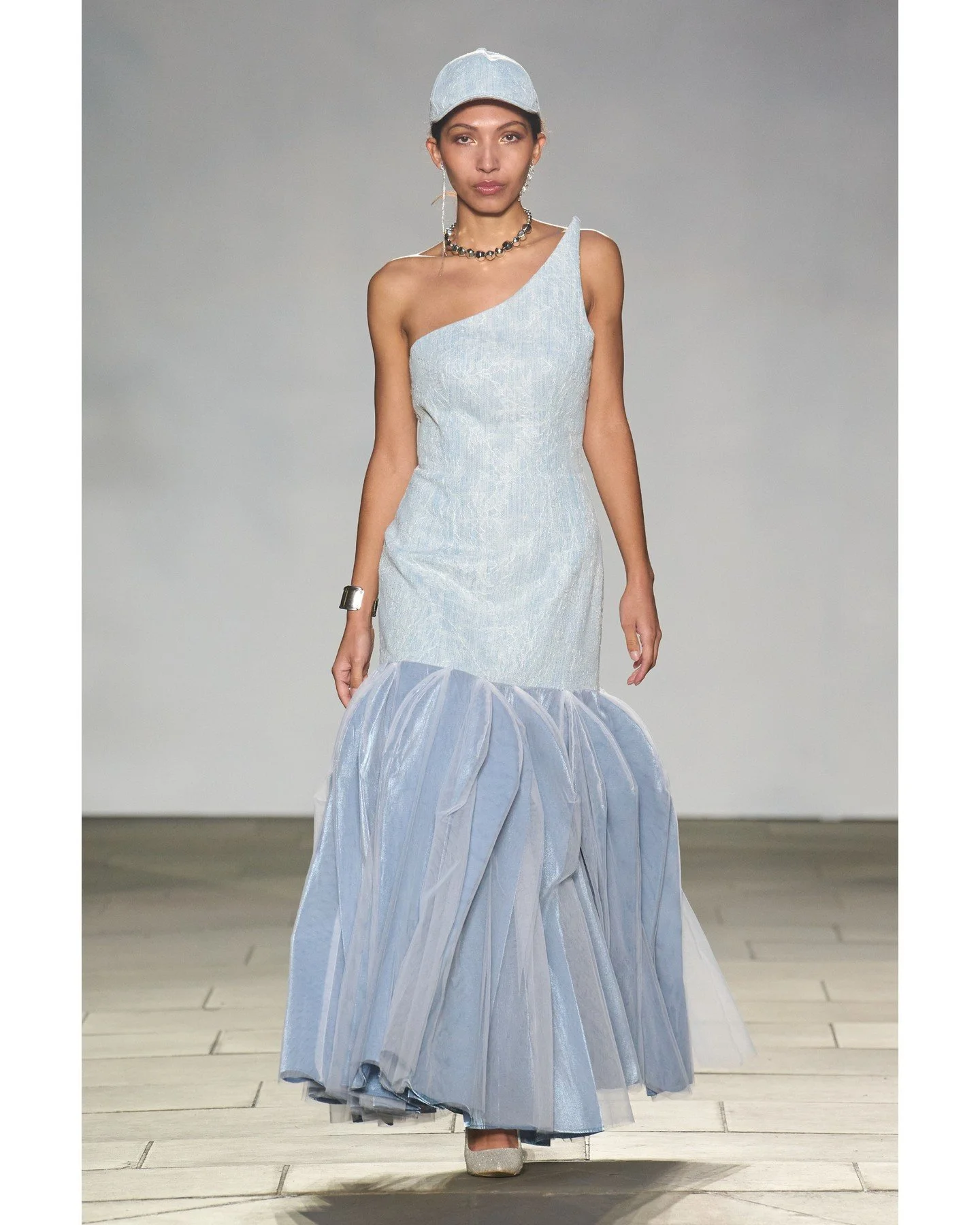 Each piece felt alive, balancing fluidity with strength in striking compositions.