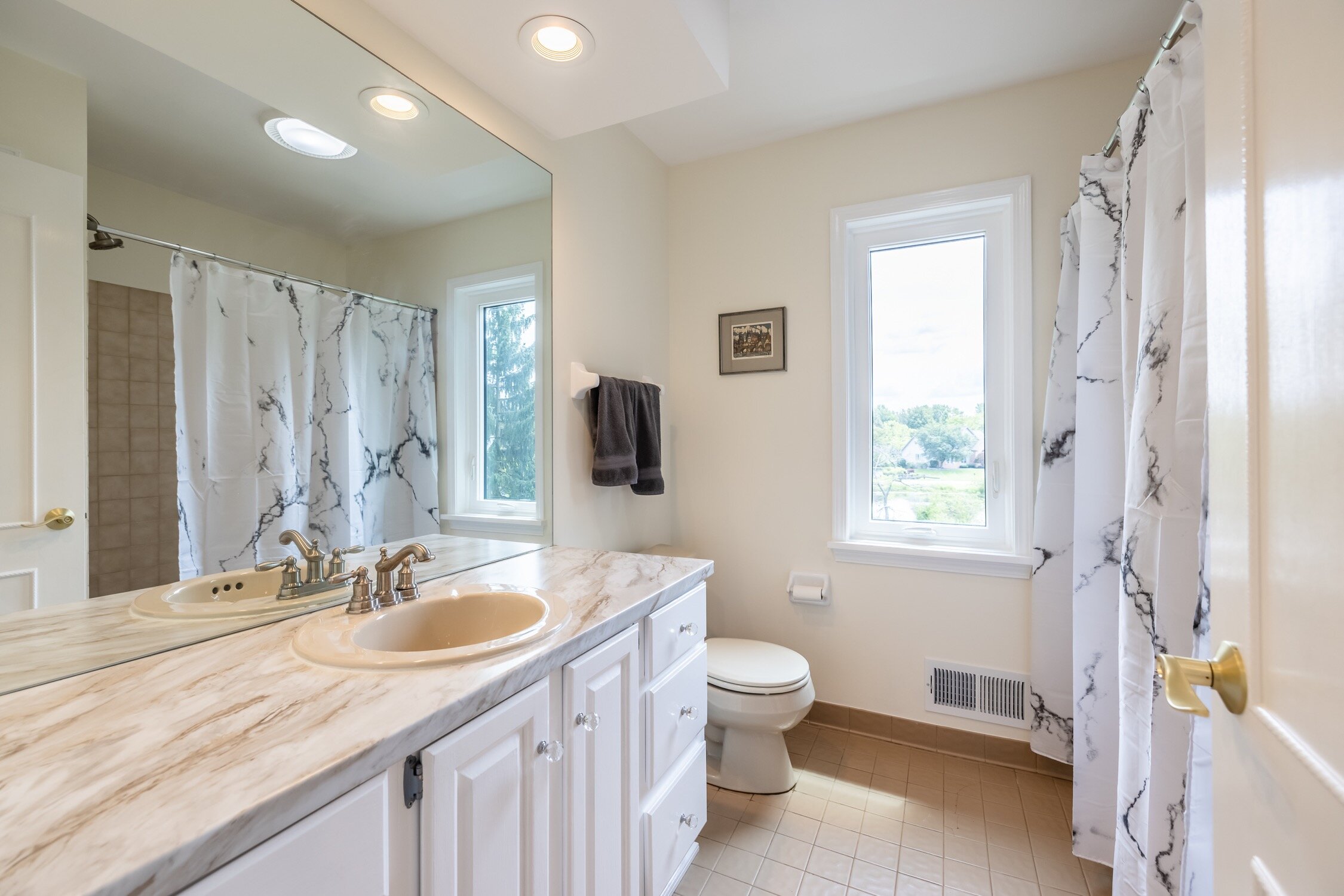 FULL BATHROOM