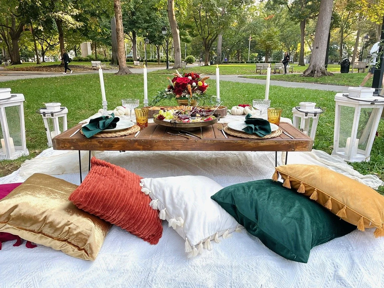 Fall: Burgundy, Gold, Green, Ivory, Burnt Orange, Yellow