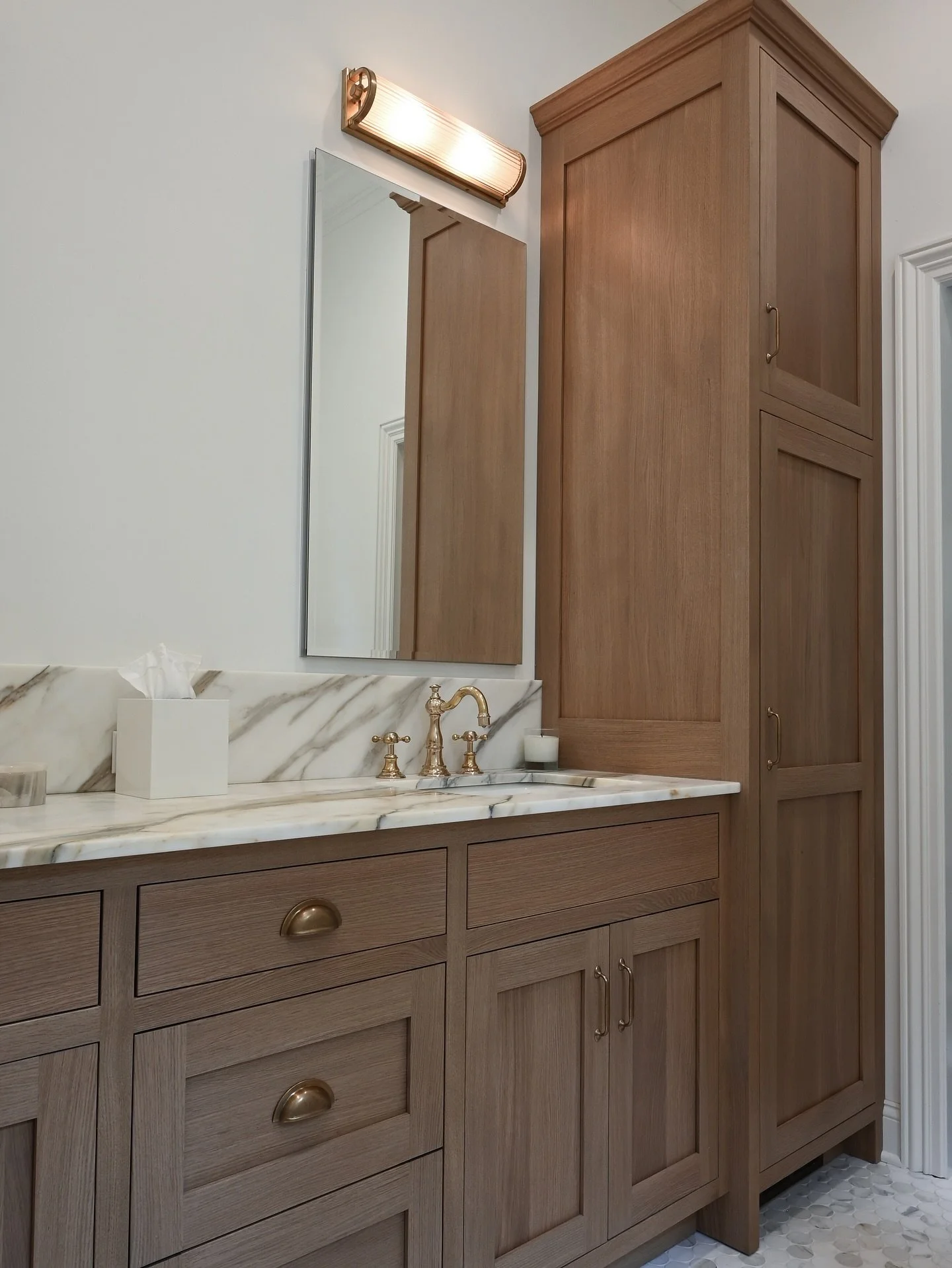 A beautiful white oak vanity for our Church Lane Project primary bath. We love the charm and timelessness of this room. Featuring unlacquered brass finishes and Calacatta gold marble.

#eyecandy #interiors #interiordesign #bathroomdesigns #bathroomde