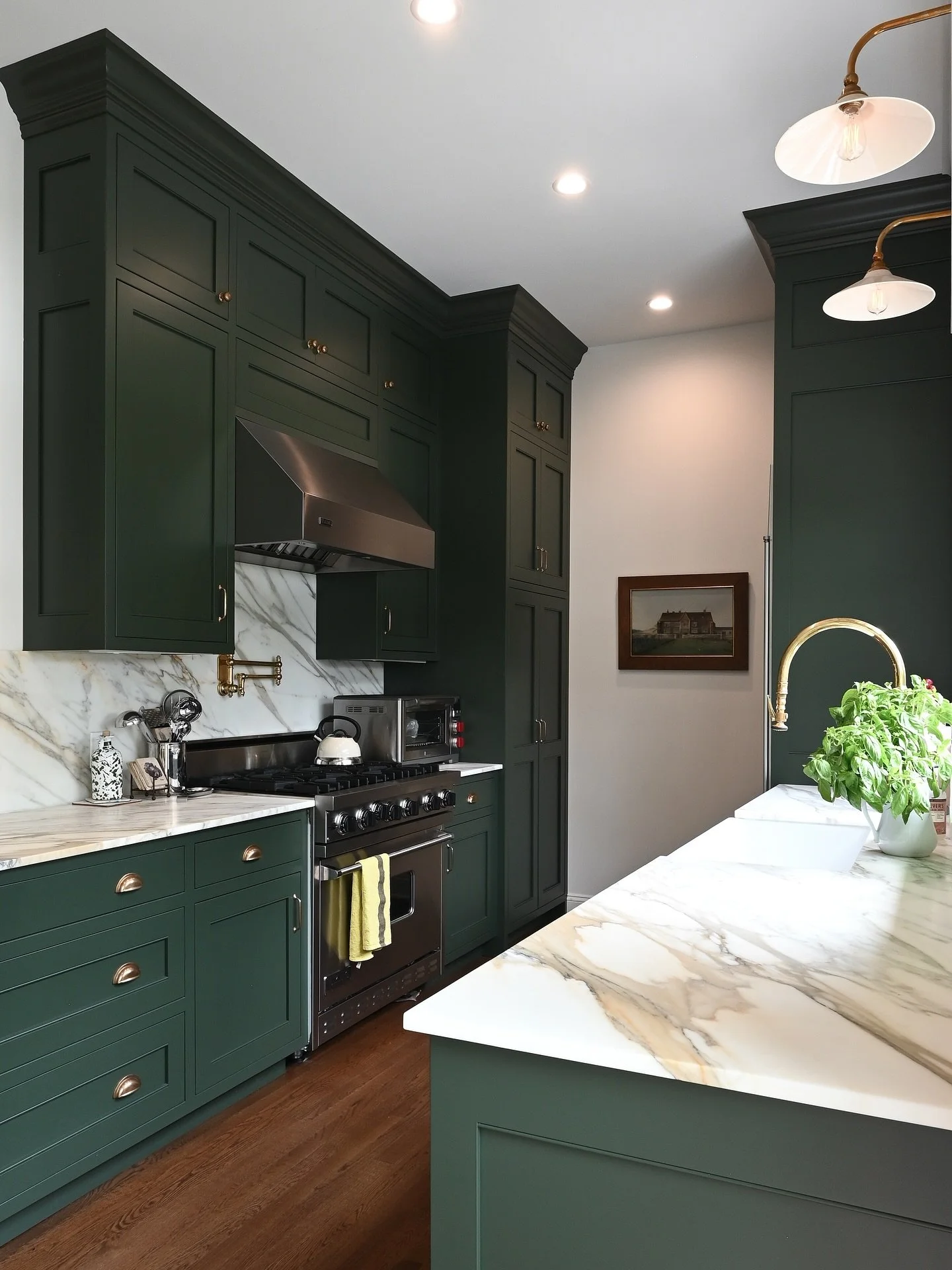 This lovely kitchen 💚 See all photos from our Church Lane Project on our website by clicking the link in our bio.

#hamptonskitchen #kitchendesigner #kitchendesign #kitchendesignideas #hamptonsinteriors #kitchencabinetry #kitchenproject #kitchenremo