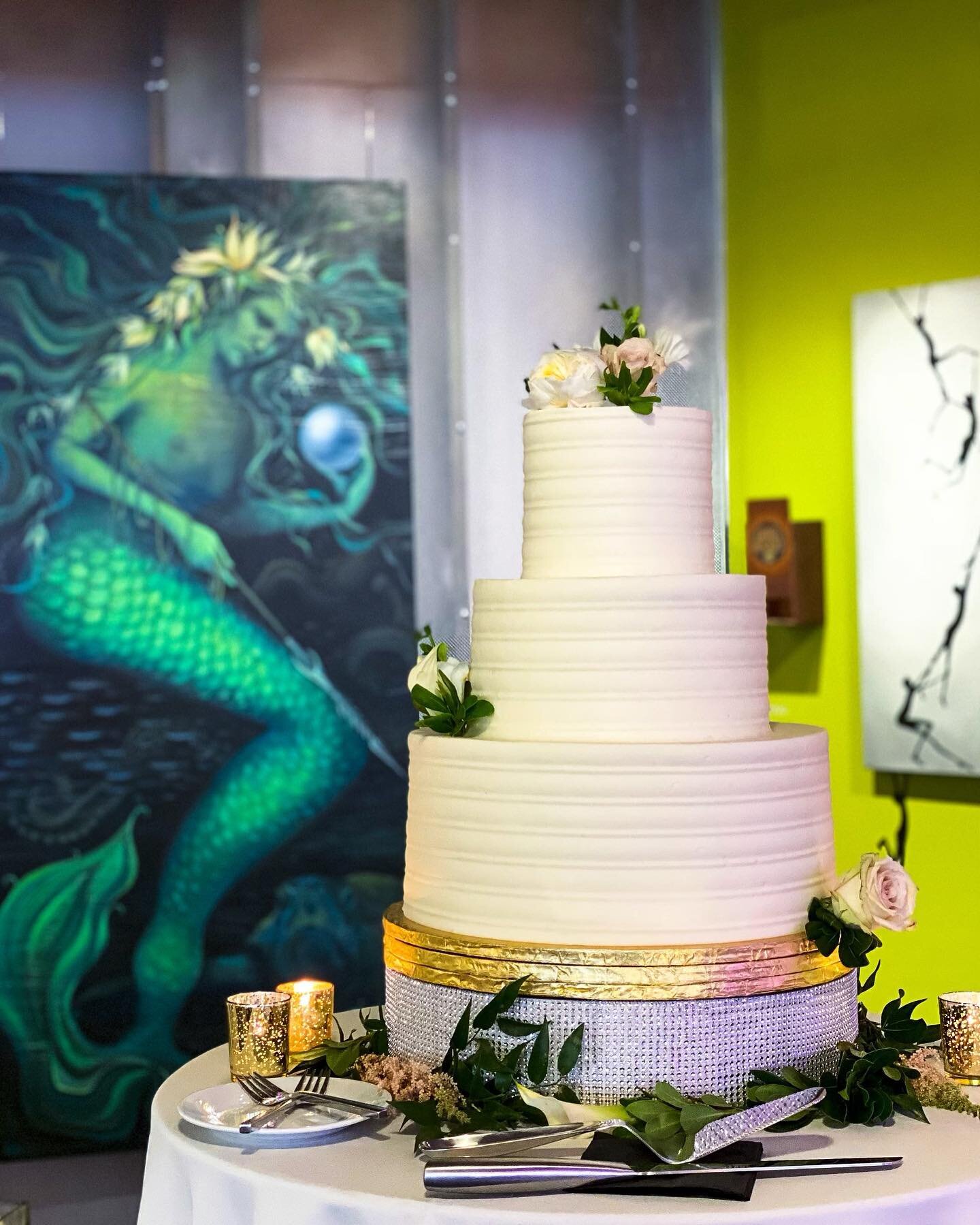 Let&rsquo;s talk cake please!! 

We loved this @kelseyelizabethcakes especially against the stunning backdrop of local artist @lherbold paintings. Beautifully curated artwork is just another one of the many perks of hosting your wedding in one of the