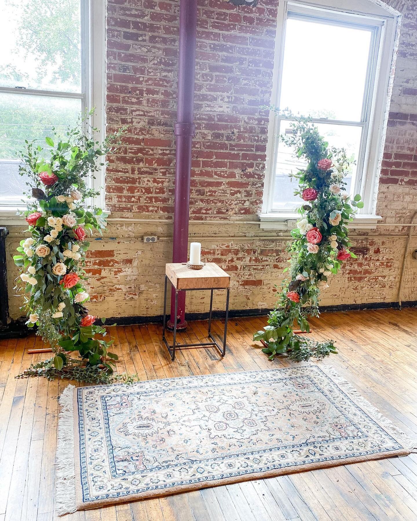 Can you picture it?
Your perfect wedding ceremony backdrop&hellip;

If it looks anything like soft sunlight with exposed brick and a little artsy thrown in, look no further than @hedge_gallery ! HEDGE Gallery is a beautiful spot for seating anywhere 