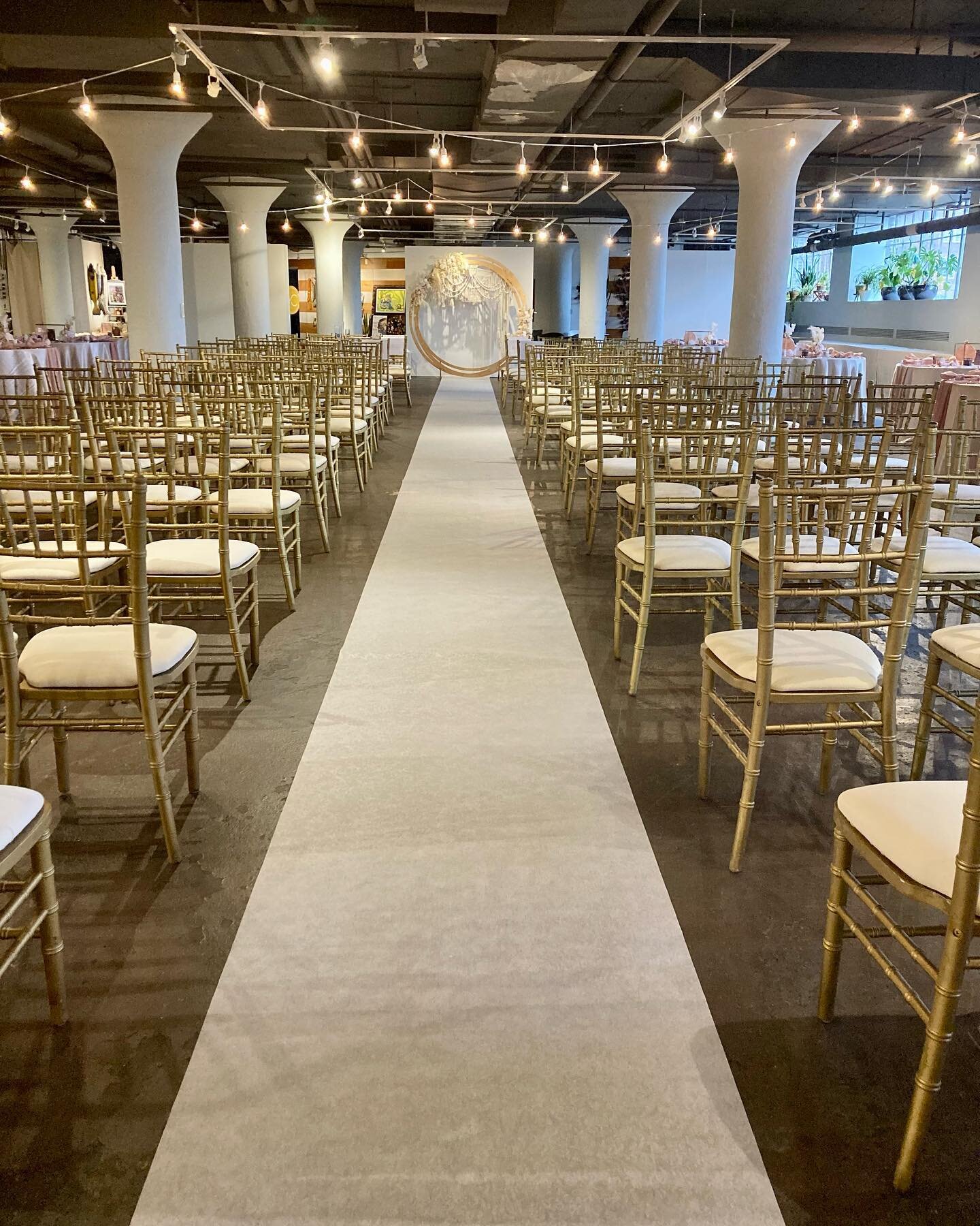 Ramp Level is just oh so gorgeous set up for a wedding ceremony, especially with lighting from @hedge_event_rentals a backdrop from @andersonaestheticsdecor and @4dollarchiavarichairs !

Let&rsquo;s get planning: we have many Friday and Sunday dates 