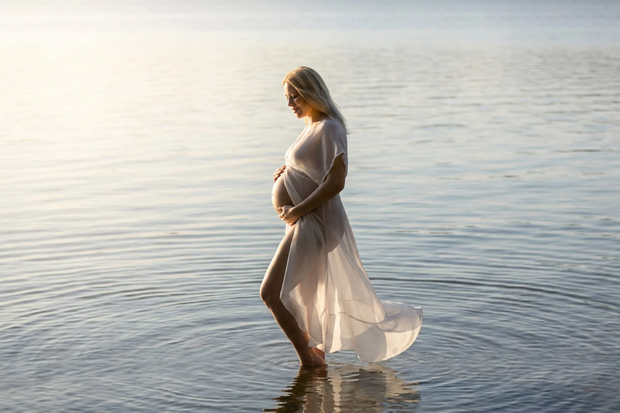 Gravidfotografering vann maternity lake.jpg