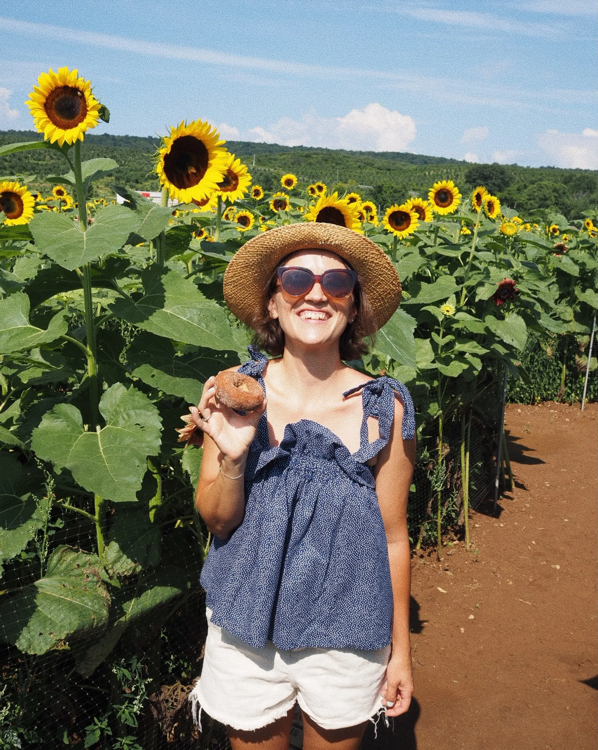 Told @cidermillcoven this pose was very 2013 so I&rsquo;m posting it as a single photo with no music, like IG intended 🌻🌻🌻

📸 @cidermillcoven 
📍 @lymanorchards