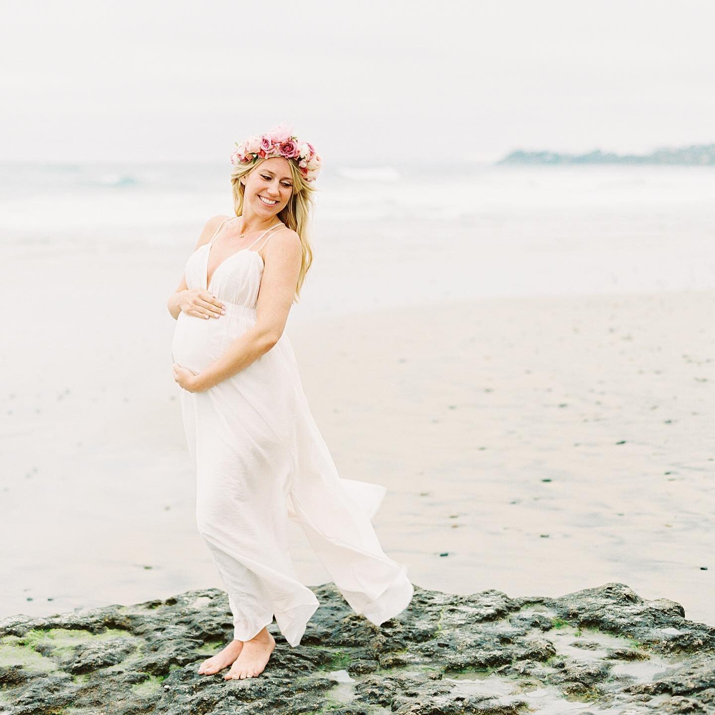 Low tides are rare so make sure when you are booking beach sessions, do your research on when the low tide days are going to be 🌊. Enjoy all the nature has to offer.

Photographer: @hellovanessarose 
Florals: @wild_and_behold_florals 

#maternitypho