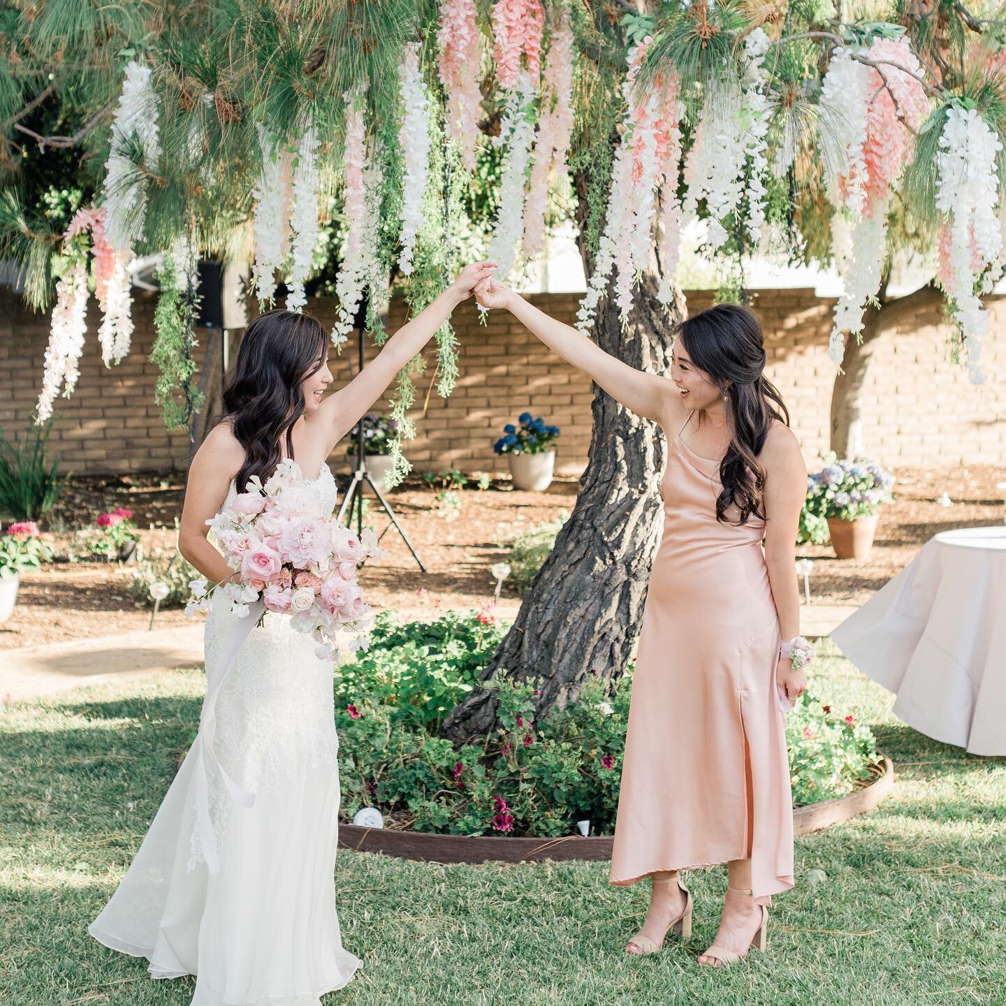 &ldquo;A friend is one who overlooks your broken fence and admires the flowers in your garden.&rdquo; I love the this photo of the bride and her maid of honor, their friendship captured. 

Photographer: @donnalamphotography 
Event planning: @milkeven