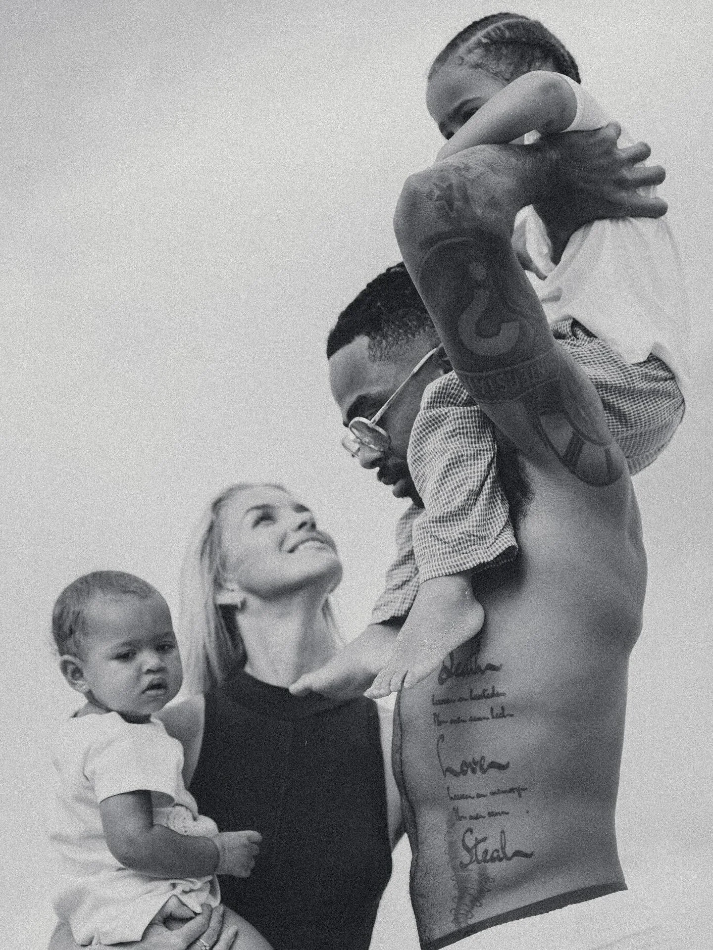 Stills of the perfect family @laura.iva @dloading 📻🐚