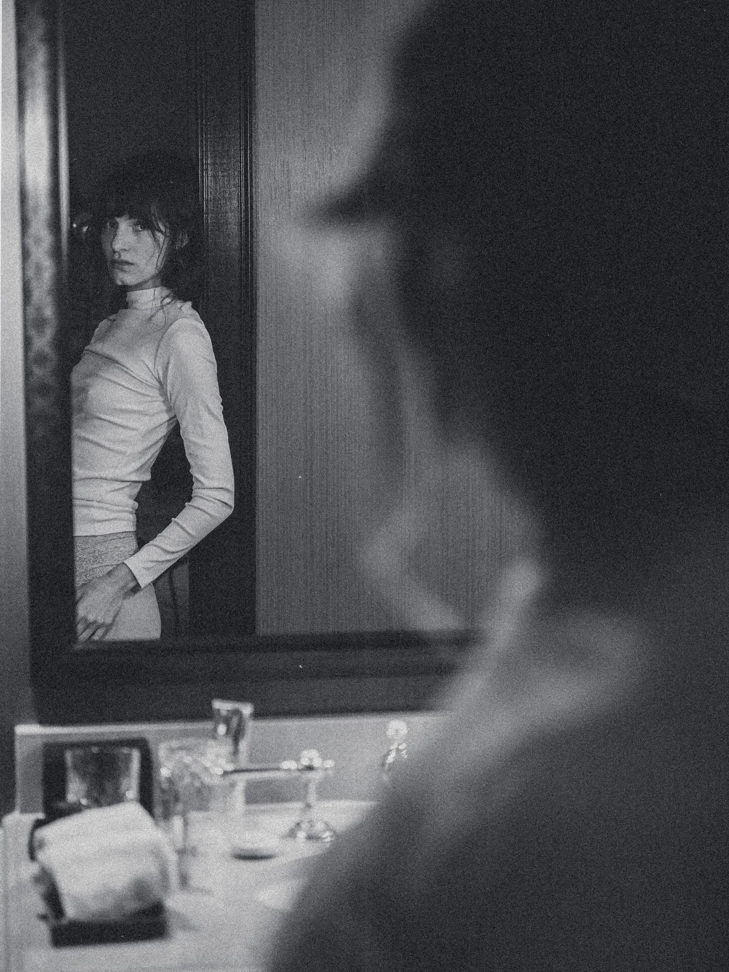 get ready with @natalie.beeson 🪞🫧