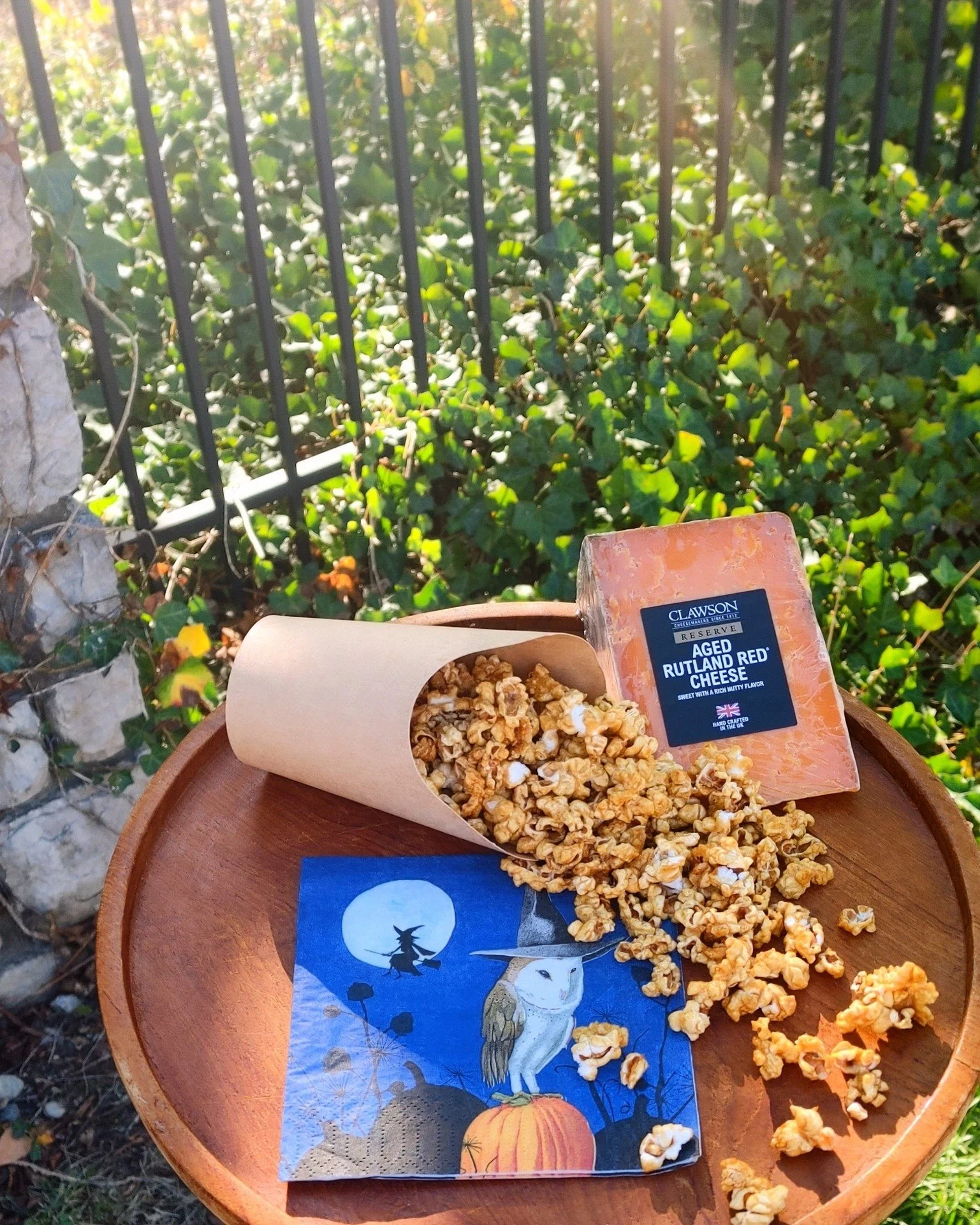 We've got the fall flavors popping! πΏ @motherofhippogryffs whipped up a fresh batch of Salty Maple Caramel Popcorn today. This little treat is sweet, salty, and totally addictive. The ultimate snack for movie nights, pumpkin carving, or any cozy fal