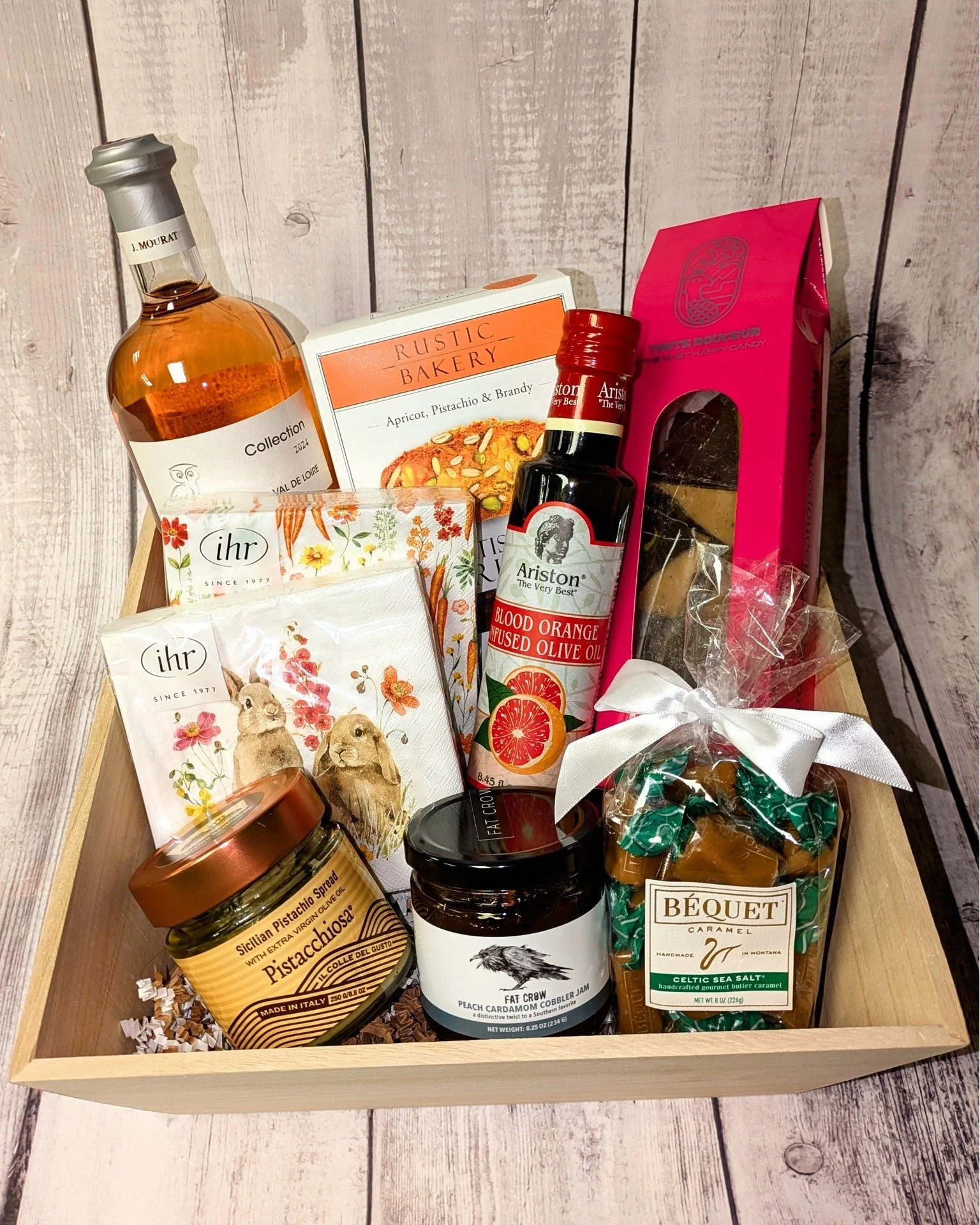 Celebrating somebunny special this Easter? 🐰🌸

Whether you&rsquo;re thanking a host or bringing something to the table, a thoughtfully filled gift box goes a long way. Think ros&eacute;, crackers, peach cardamom jam, pistachio butter, sweets, and m