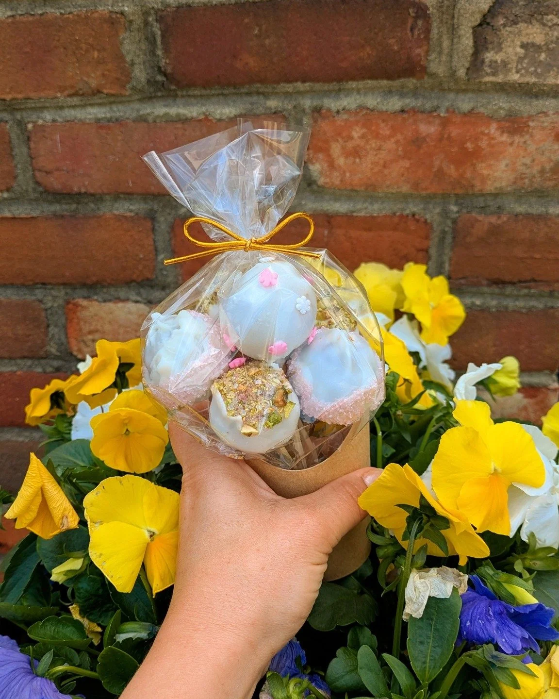 Flowers are lovely, but cake pops are edible. 🌸✨

Made from pistachio and dark chocolate panettone, blended with homemade buttercream and dipped in white chocolate, these little bites will be gone before the flowers start wilting. Serenity finished 