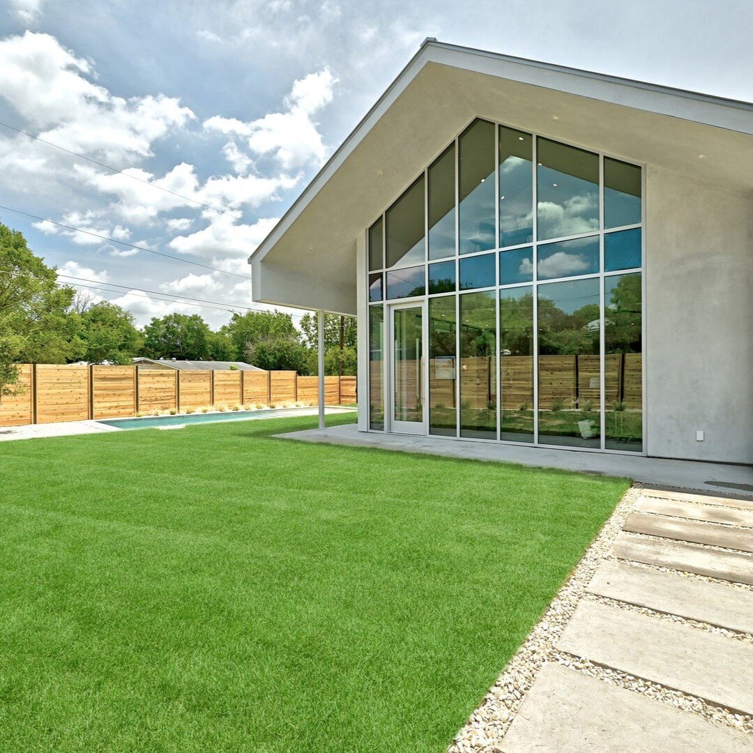 This modern stunner from Alchemy Builders and Logan Architecture sits directly in the middle of one of my favorite Austin neighborhoods, Bouldin Creek. The clean open floor plan, subtle high end finishes, and custom two story window wall give some ch