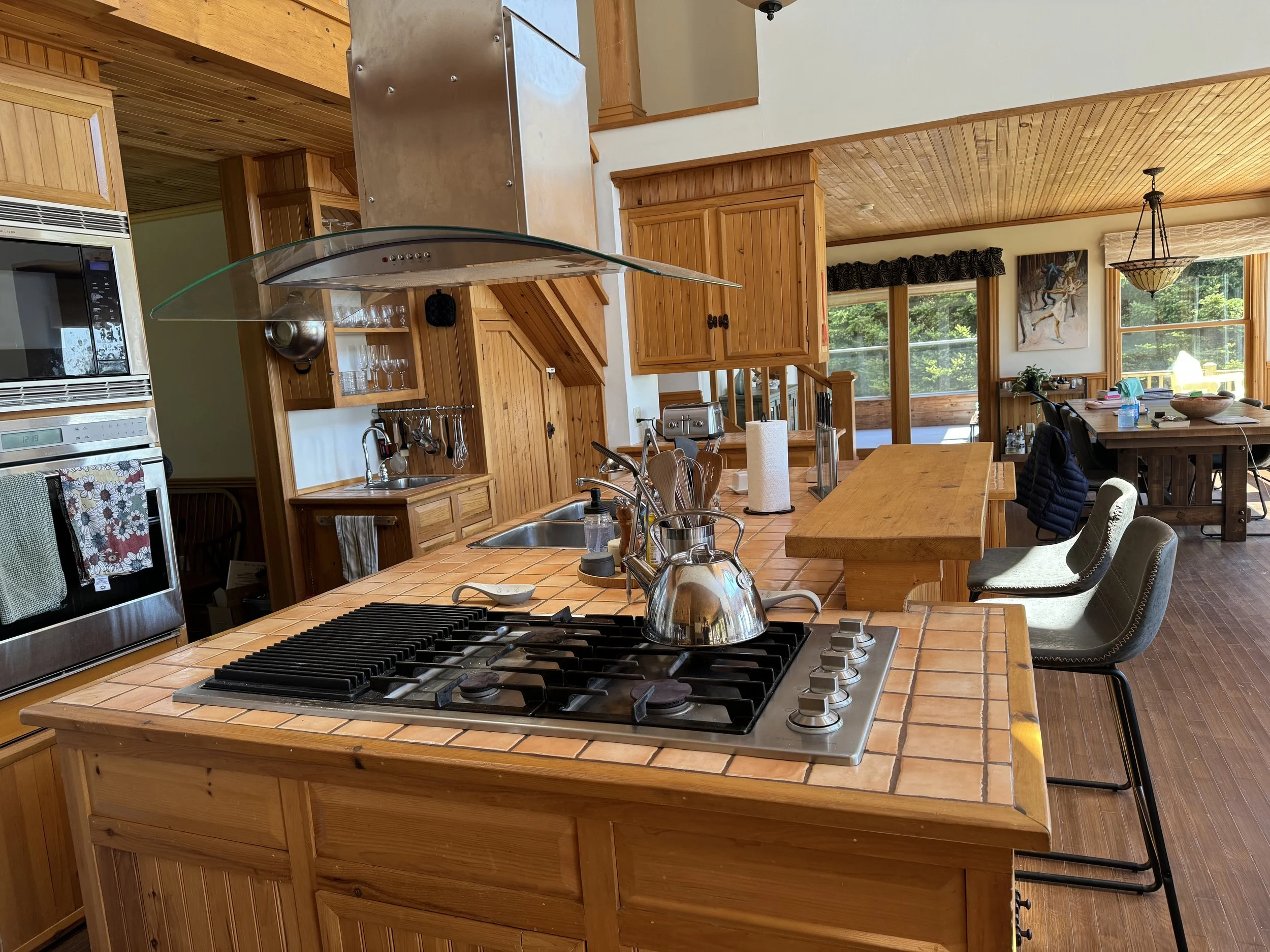 Kitchen range and kitchen island