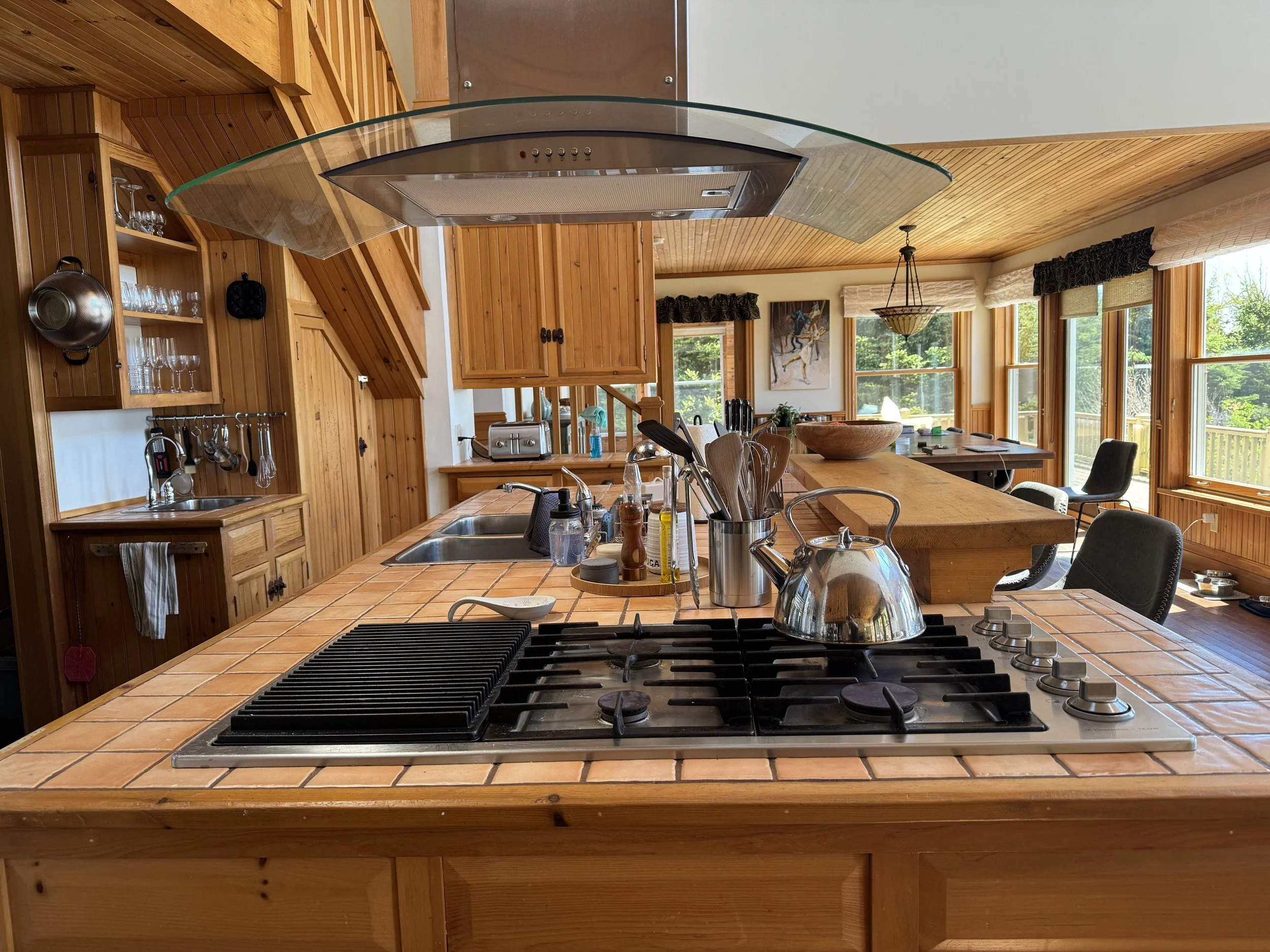 Kitchen range and kitchen island