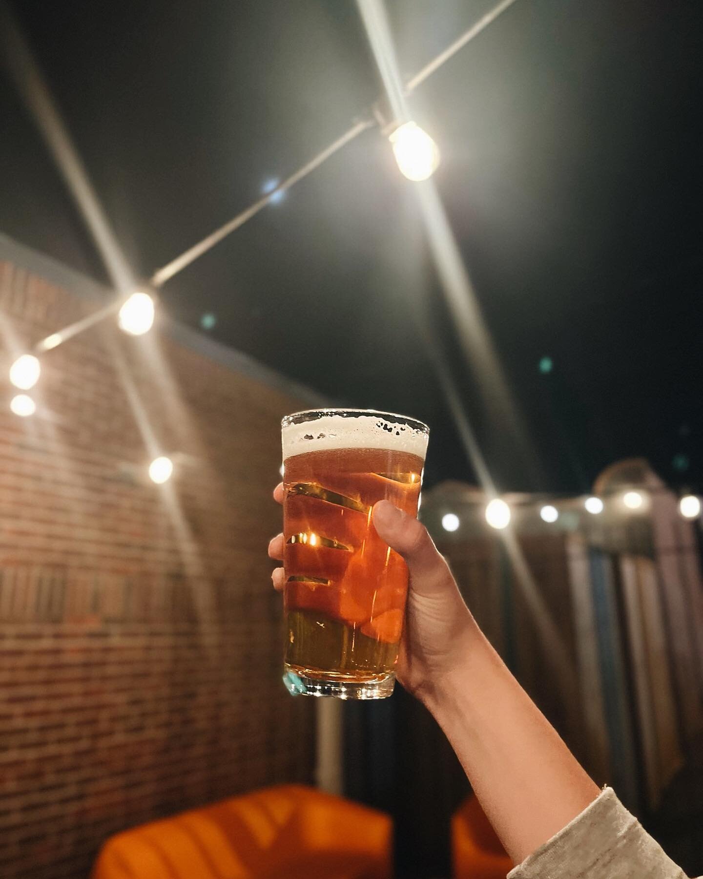 Happy (Hour) Wednesday! Whether you need a break or a little celebration, we hope to see you swing by to sip on our selection of wine, beer, or cocktails tonight. 5-7pm.🍻