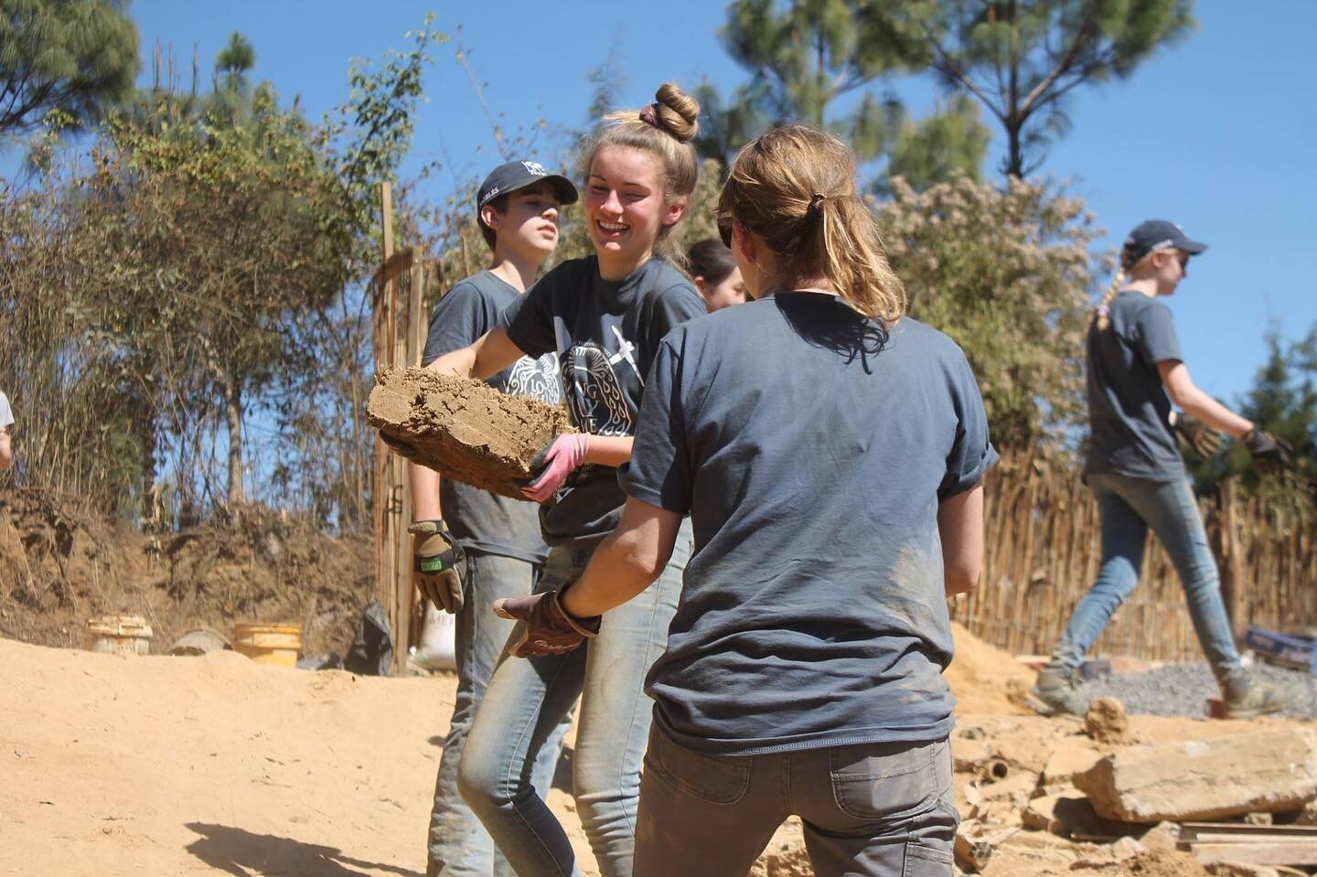 Gap year service group @carpegapyear is coming back this sunday ! 🎉 They are ready to team up with our builders to transform a pile of tires and dirt into our new volunteer home. 🏡💥 Follow their Green Building Academy adventure here! Stay tuned ✨
