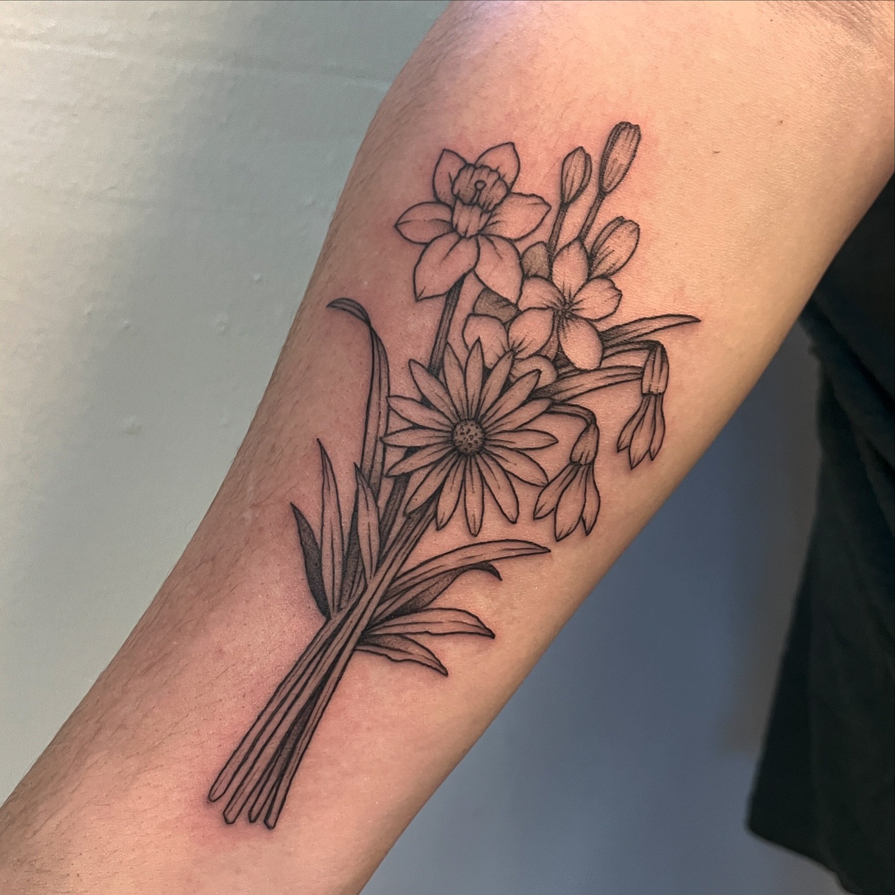 flowers for annie 💐 always a blast getting to do botanical work, thanks again for getting these done!  #flowertattoo #floraltattoo #botanicaltattoo #pdxtattoo #blackworktattoo #lineworktattoo