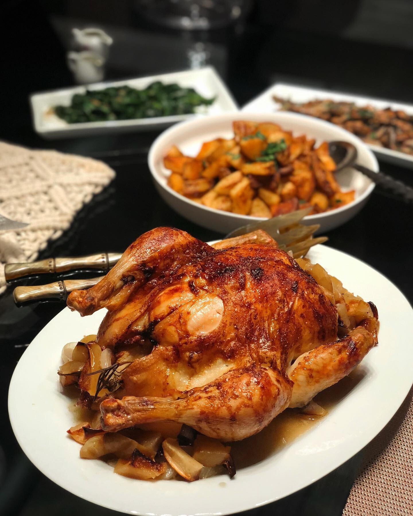 Chicken Dinner 🥘 
poulet aux pommes 🍎 
Crispy potatoes 🥔
Saut&eacute;ed spinach 🌱
Mixed mushrooms 🍄 
Sweet &amp; savory dinner for a Tuesday evening. Cheers 🥂