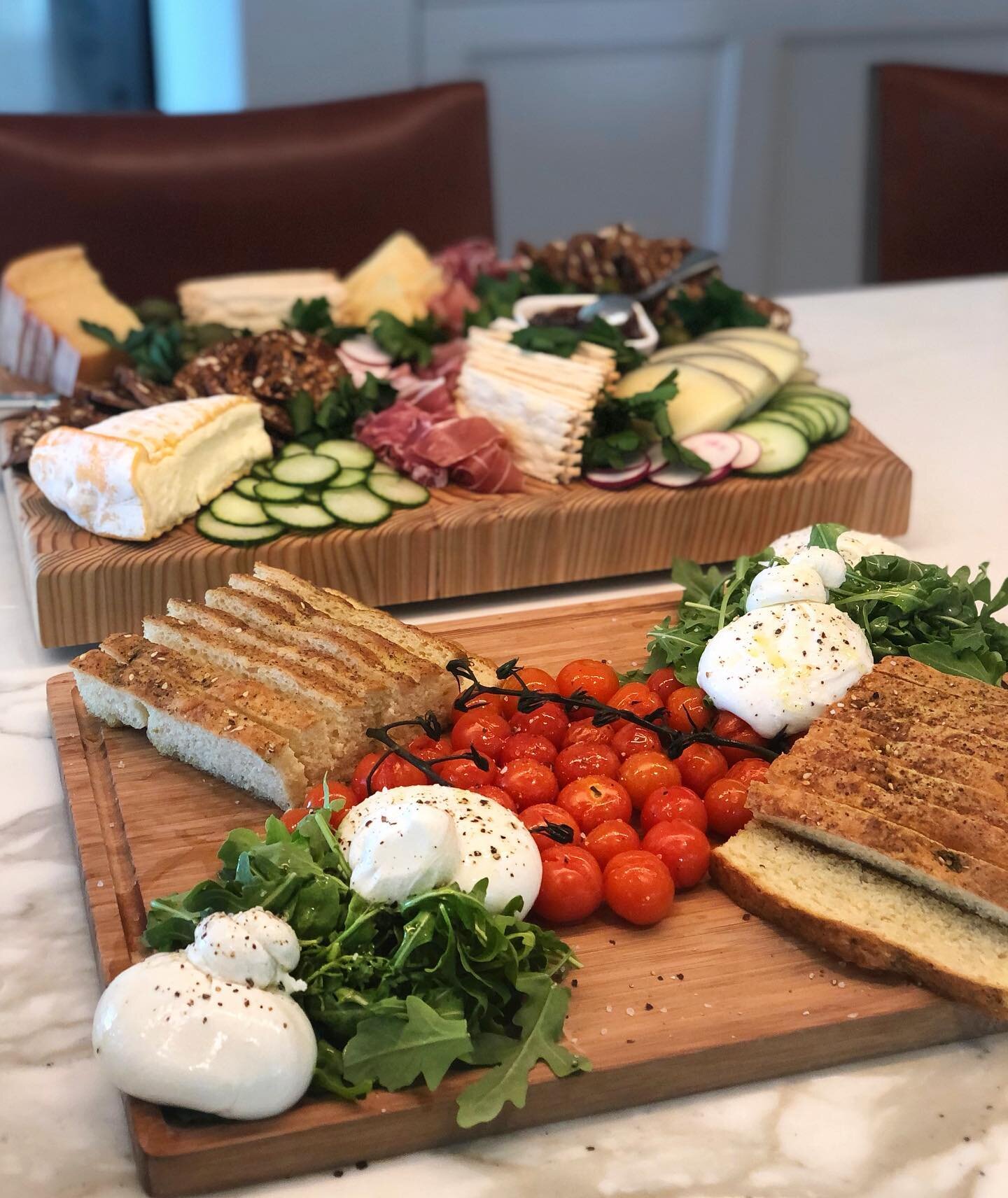 CHEESE BOARDS: 
Smoked Gouda, Parm &amp; Triple Cream🧀
Prosciutto 🍖
Fig jam 🍇
Assorted accoutrements 🥒🥕
Roasted tomatoes 🍅 
Fresh Burrata cheese 🧀 
Homemade Focaccia Bread 🥖 
#charcuterie #appetizer