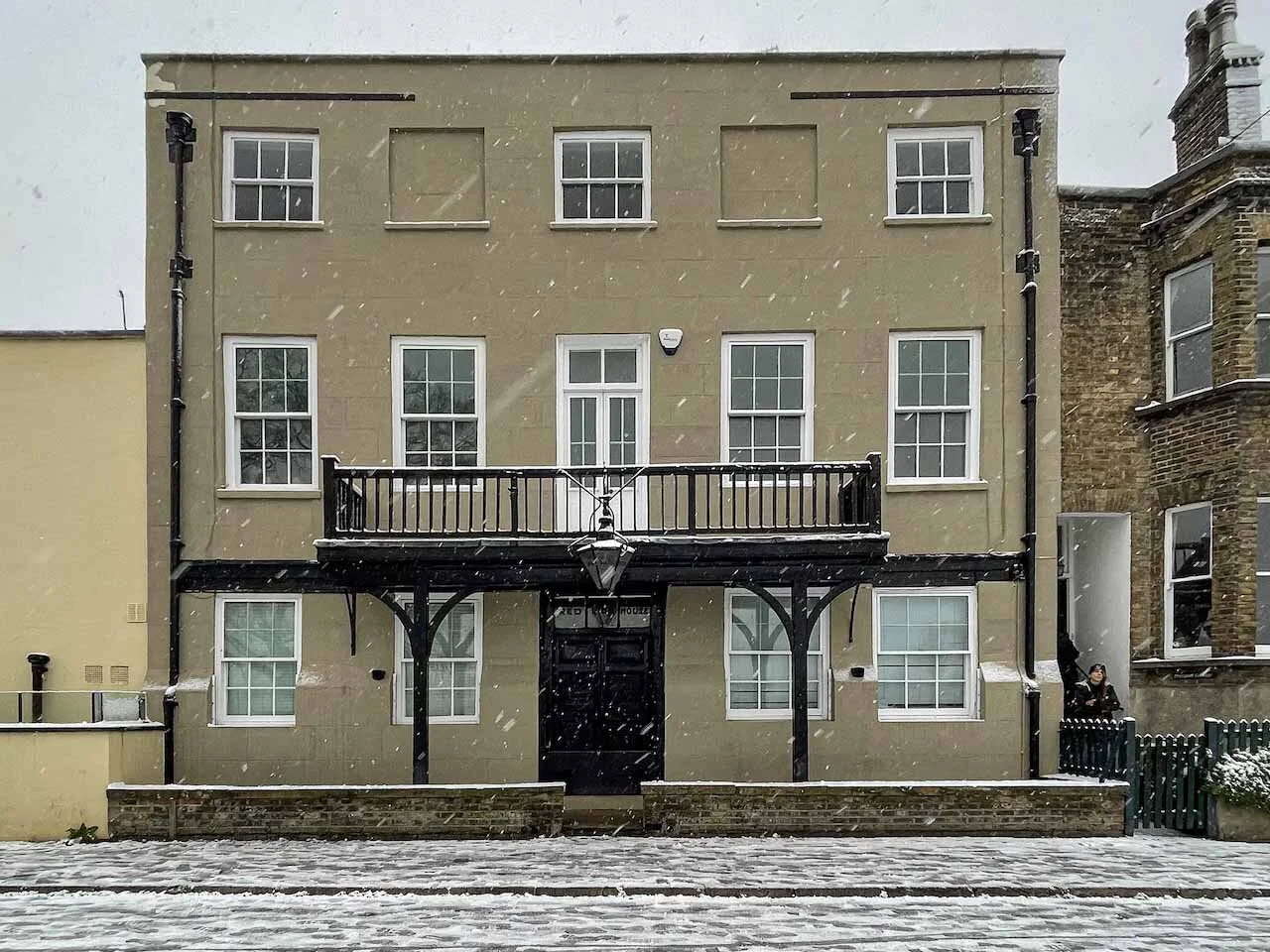 A selection of the most magnificent Houses located on Chiswick Mall, Church Street, and St. Peters Square as they evolve throughout the seasons. The project has been featured on CHISWICK MAGAZINE. Featuring the best estates in Chiswick w4. Highlighti
