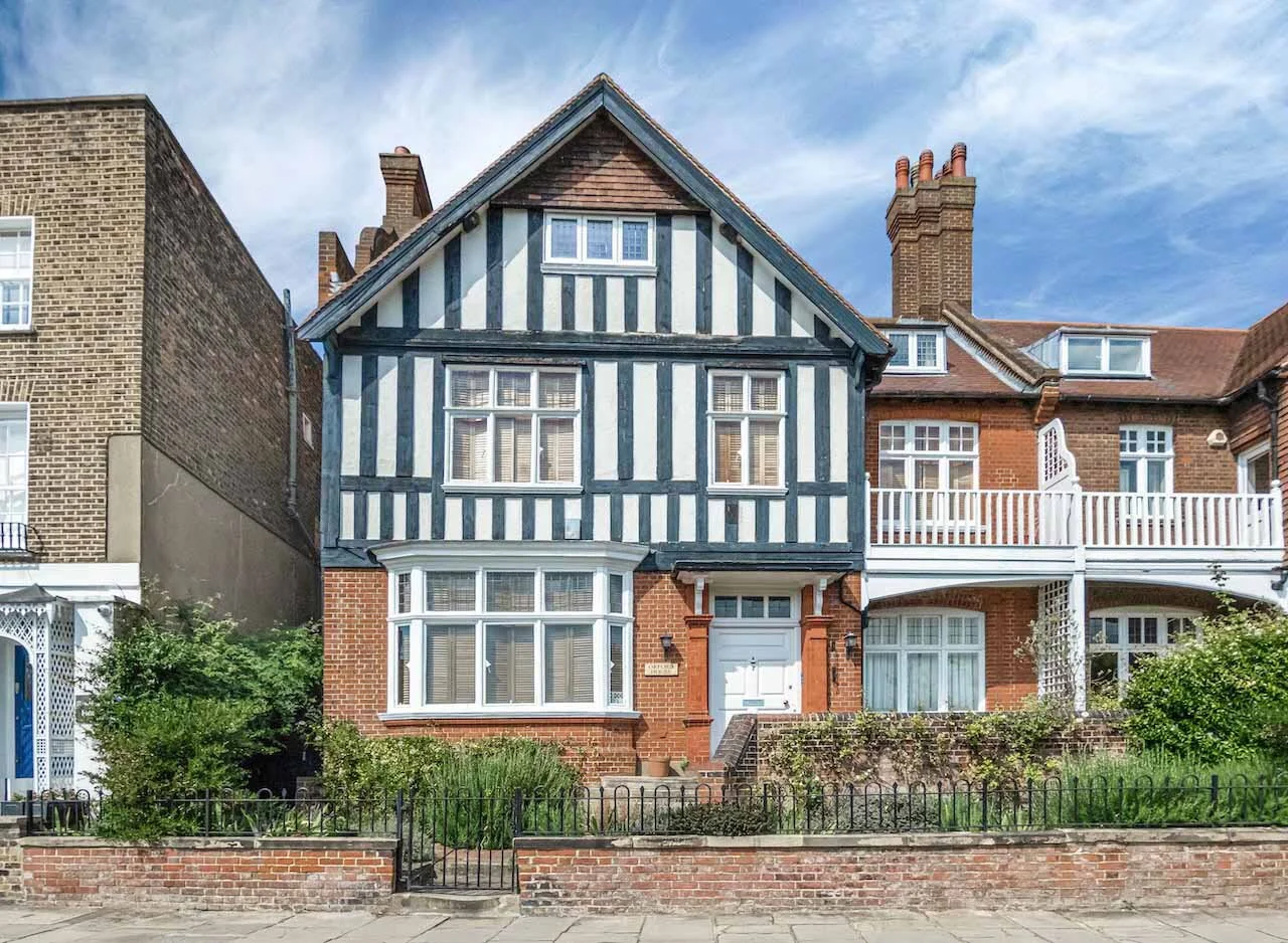 A selection of the most magnificent Houses located on Chiswick Mall, Church Street, and St. Peters Square as they evolve throughout the seasons. The project has been featured on CHISWICK MAGAZINE. Featuring the best estates in Chiswick w4. Highlighti