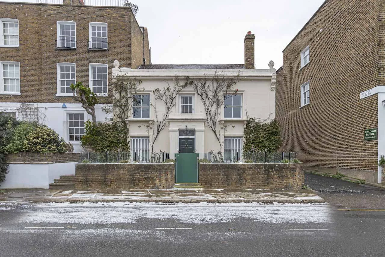 A selection of the most magnificent Houses located on Chiswick Mall, Church Street, and St. Peters Square as they evolve throughout the seasons. The project has been featured on CHISWICK MAGAZINE. Featuring the best estates in Chiswick w4. Highlighti