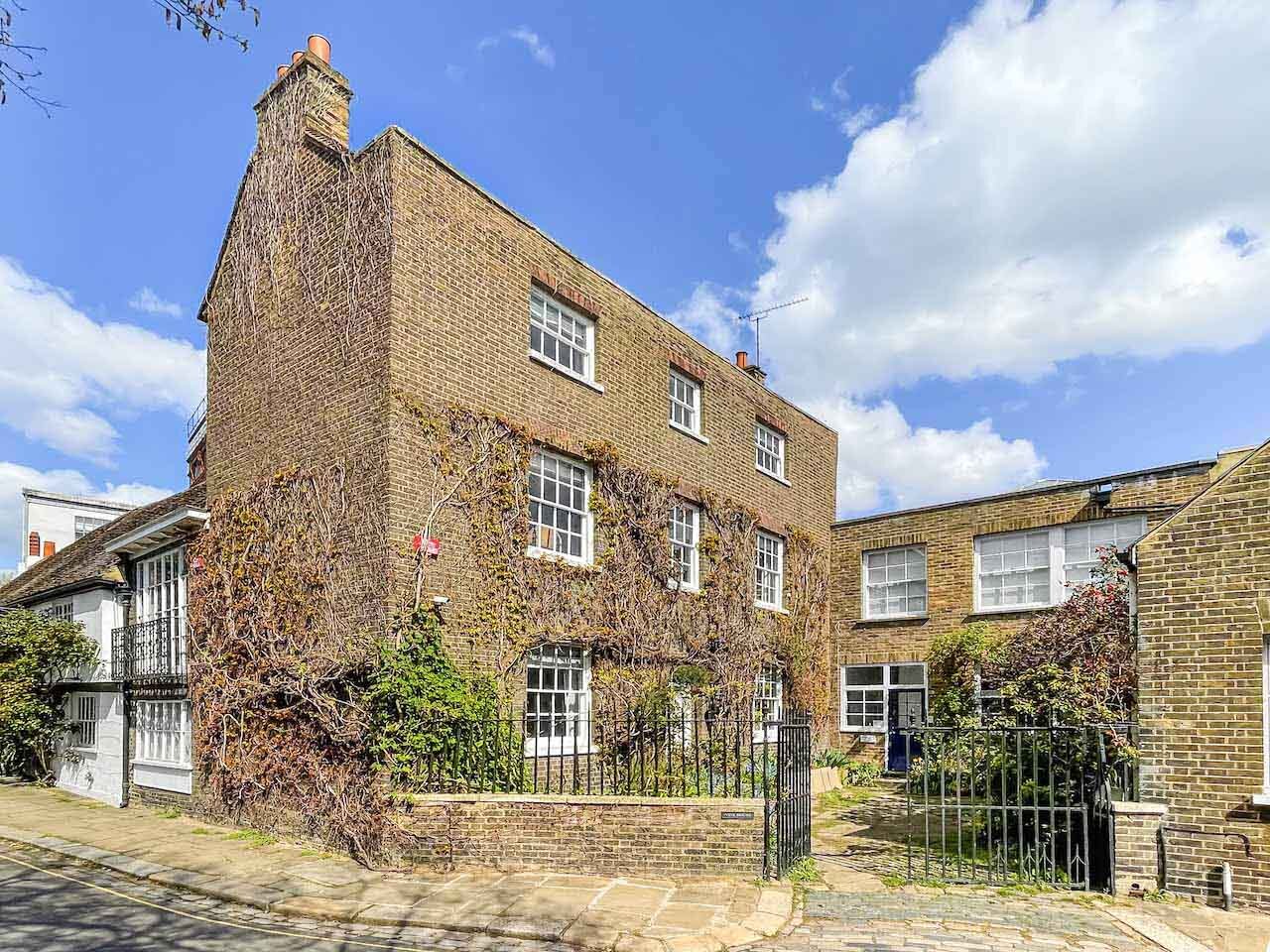 A selection of the most magnificent Houses located on Chiswick Mall, Church Street, and St. Peters Square as they evolve throughout the seasons. The project has been featured on CHISWICK MAGAZINE. Featuring the best estates in Chiswick w4. Highlighti