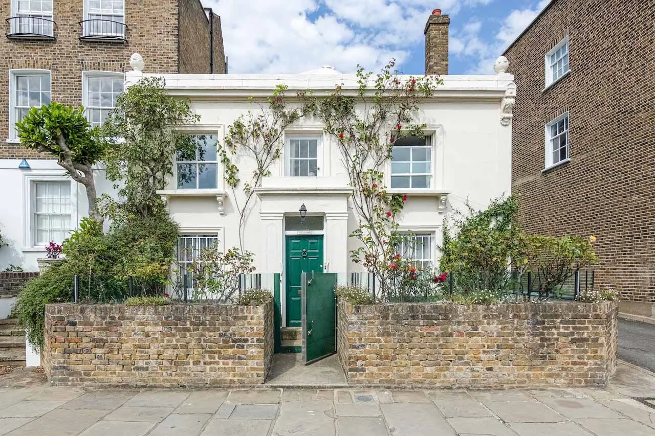 A selection of the most magnificent Houses located on Chiswick Mall, Church Street, and St. Peters Square as they evolve throughout the seasons. The project has been featured on CHISWICK MAGAZINE. Featuring the best estates in Chiswick w4. Highlighti