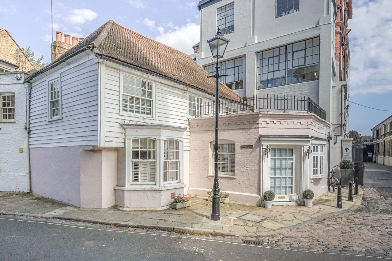 A selection of the most magnificent Houses located on Chiswick Mall, Church Street, and St. Peters Square as they evolve throughout the seasons. The project has been featured on CHISWICK MAGAZINE. Featuring the best estates in Chiswick w4. Highlighti