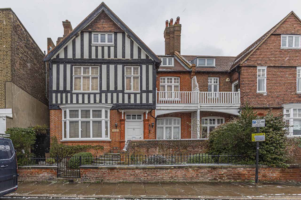 A selection of the most magnificent Houses located on Chiswick Mall, Church Street, and St. Peters Square as they evolve throughout the seasons. The project has been featured on CHISWICK MAGAZINE. Featuring the best estates in Chiswick w4. Highlighti