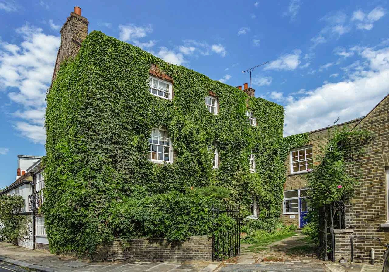 A selection of the most magnificent Houses located on Chiswick Mall, Church Street, and St. Peters Square as they evolve throughout the seasons. The project has been featured on CHISWICK MAGAZINE. Featuring the best estates in Chiswick w4. Highlighti