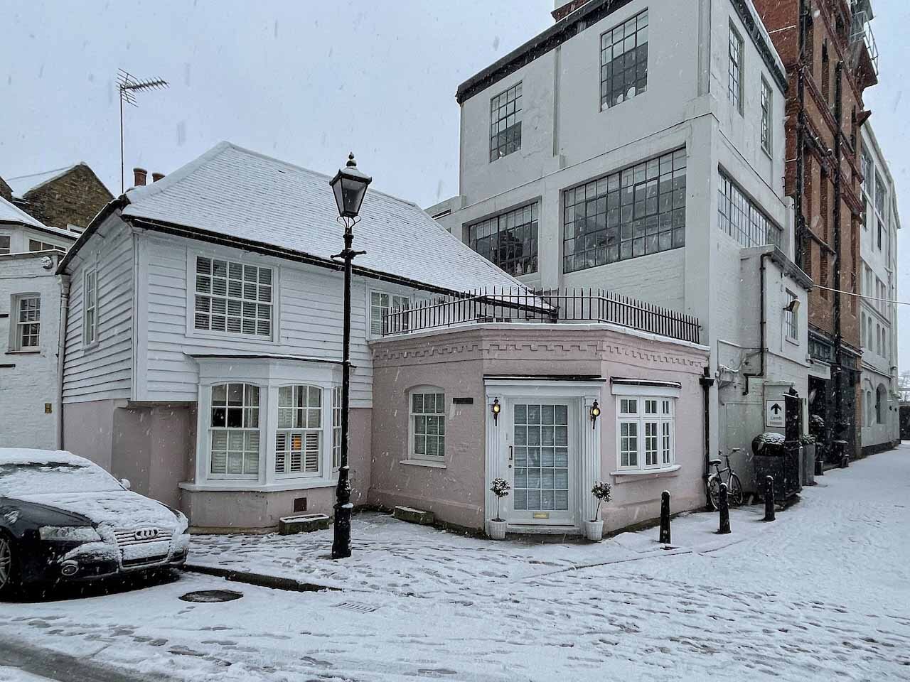 A selection of the most magnificent Houses located on Chiswick Mall, Church Street, and St. Peters Square as they evolve throughout the seasons. The project has been featured on CHISWICK MAGAZINE. Featuring the best estates in Chiswick w4. Highlighti