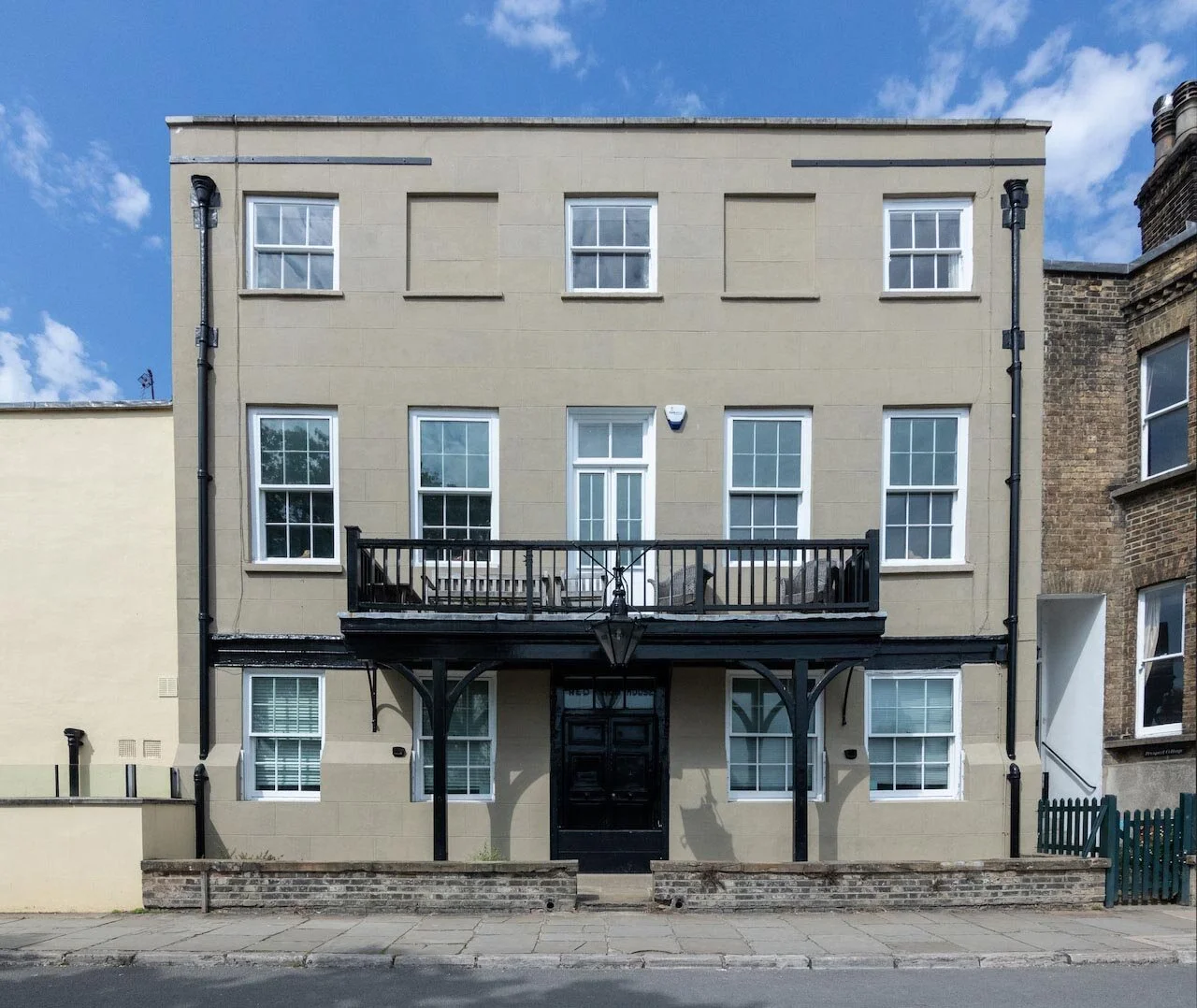 A selection of the most magnificent Houses located on Chiswick Mall, Church Street, and St. Peters Square as they evolve throughout the seasons. The project has been featured on CHISWICK MAGAZINE. Featuring the best estates in Chiswick w4. Highlighti