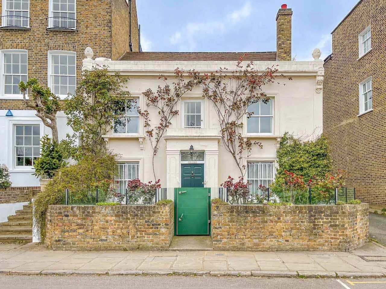 A selection of the most magnificent Houses located on Chiswick Mall, Church Street, and St. Peters Square as they evolve throughout the seasons. The project has been featured on CHISWICK MAGAZINE. Featuring the best estates in Chiswick w4. Highlighti