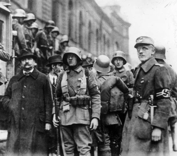 03-06-21-hitler-putsch-1923-bundesarchiv-cropped.jpg