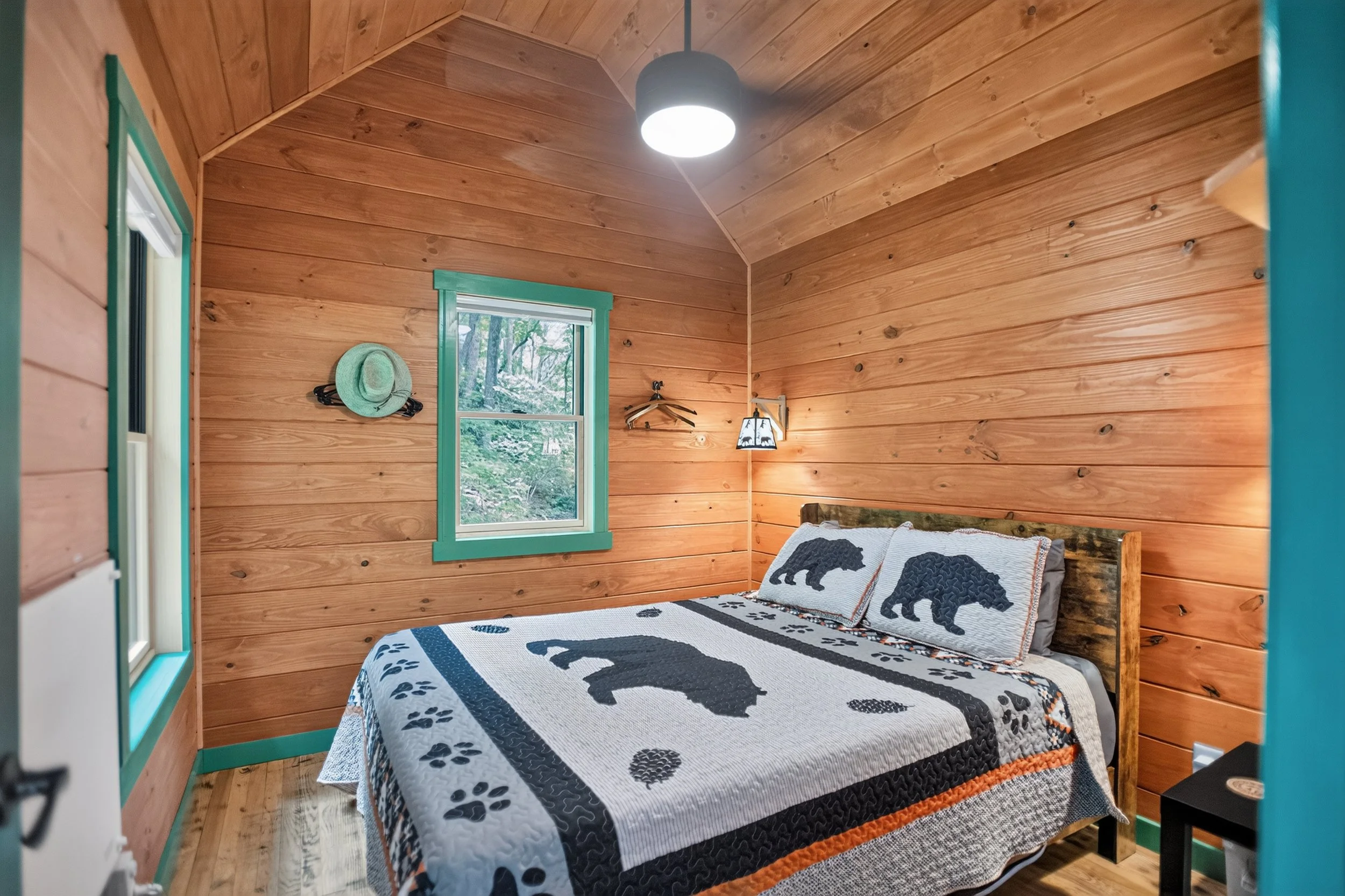 20_965_Bearwallow_Mountain_Rd-Bedroom-4528.jpg