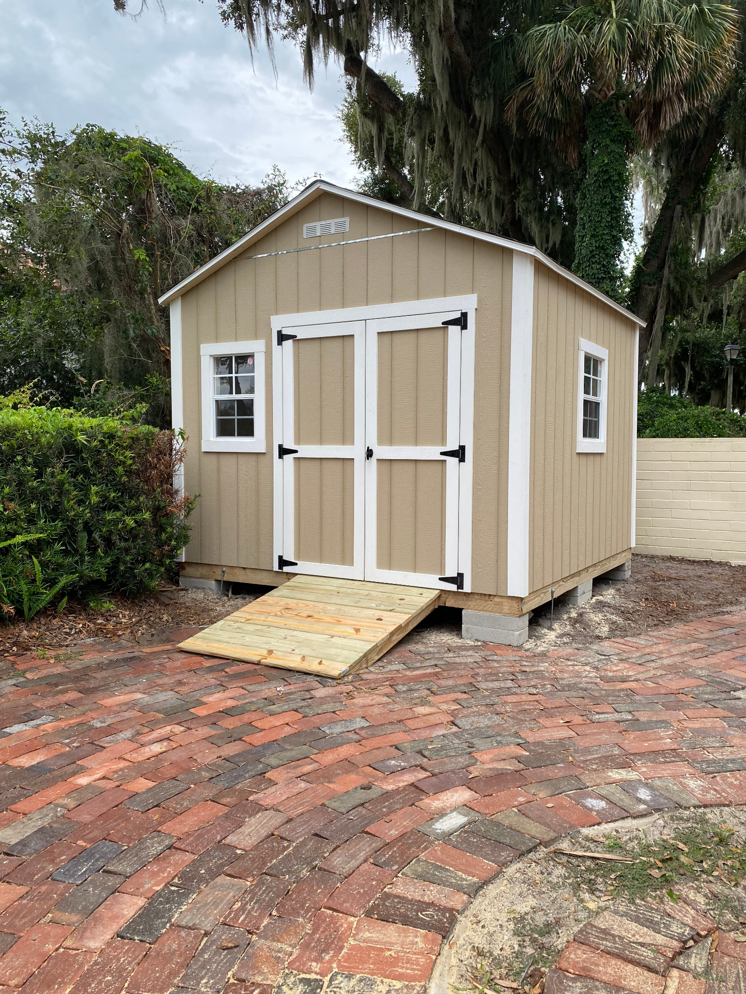 10x10 with 7ft high walls, heavy duty ramp & extra windows.