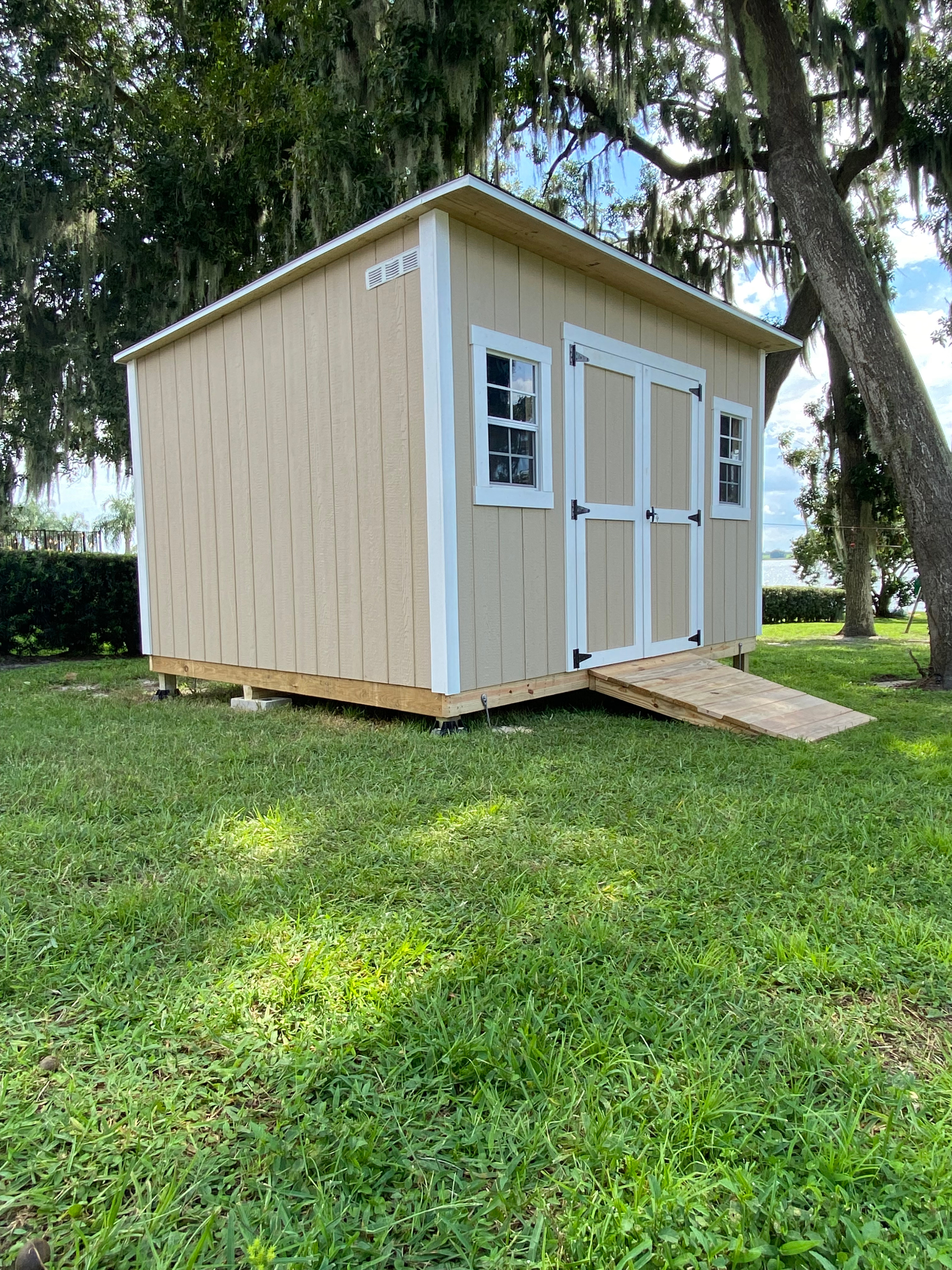 10x12 lean to with over size over hang & heavy duty ramp
