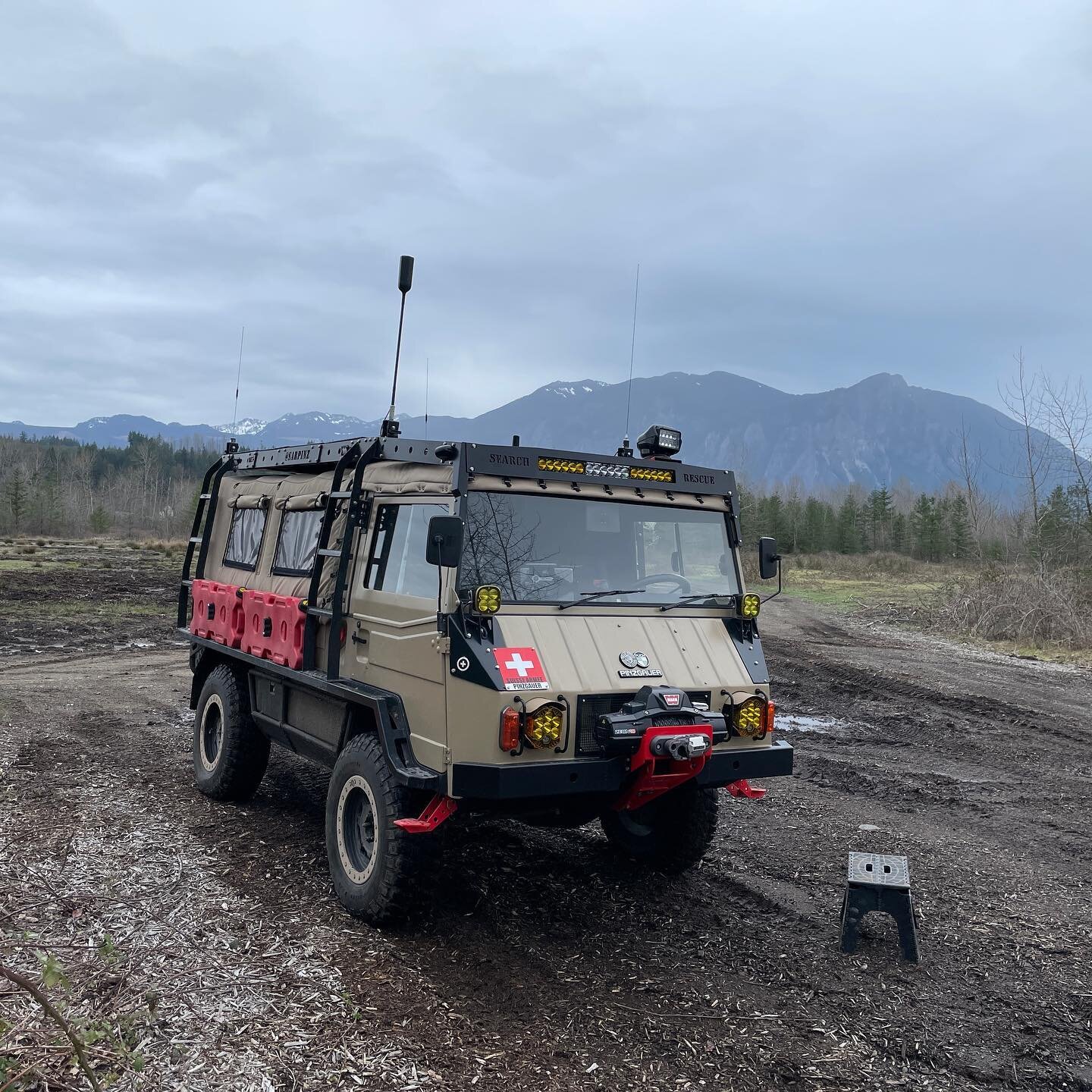 Early morning setup for @avants_offroad driving and recovery training at @dirtfishrally school in Snoqualmie Wa. 

&ldquo;Built to serve, that others may live.&rdquo;

___________________________

#searchandrescue #swissarmy #pinzgauer #4x4 #custom #