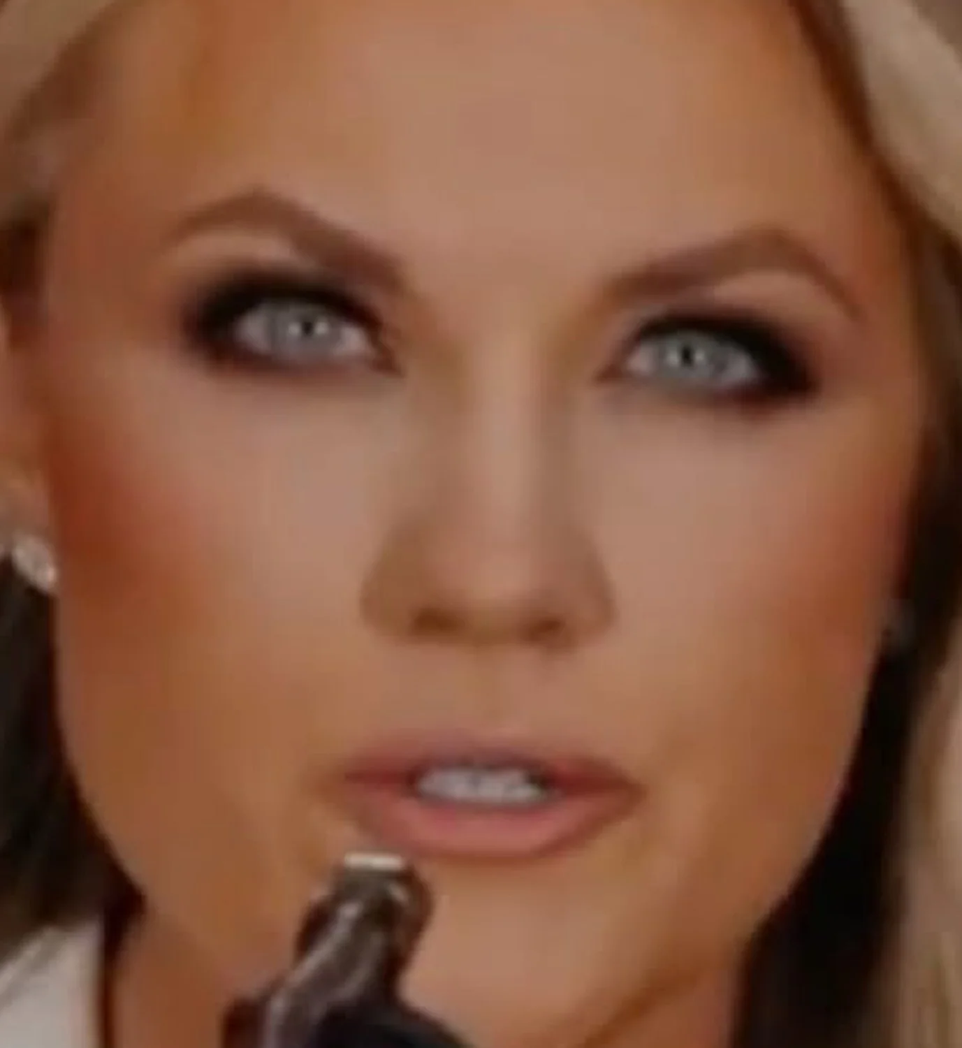 Oh god&hellip; 🙄  Why white people with light eyes look like &ldquo;snake eyes.&rdquo; Swipe &gt;

When bright lights (like stage lights, flashes, or studio setups) hit the cornea, they create strong reflections. 

On people with light-colored eyes 
