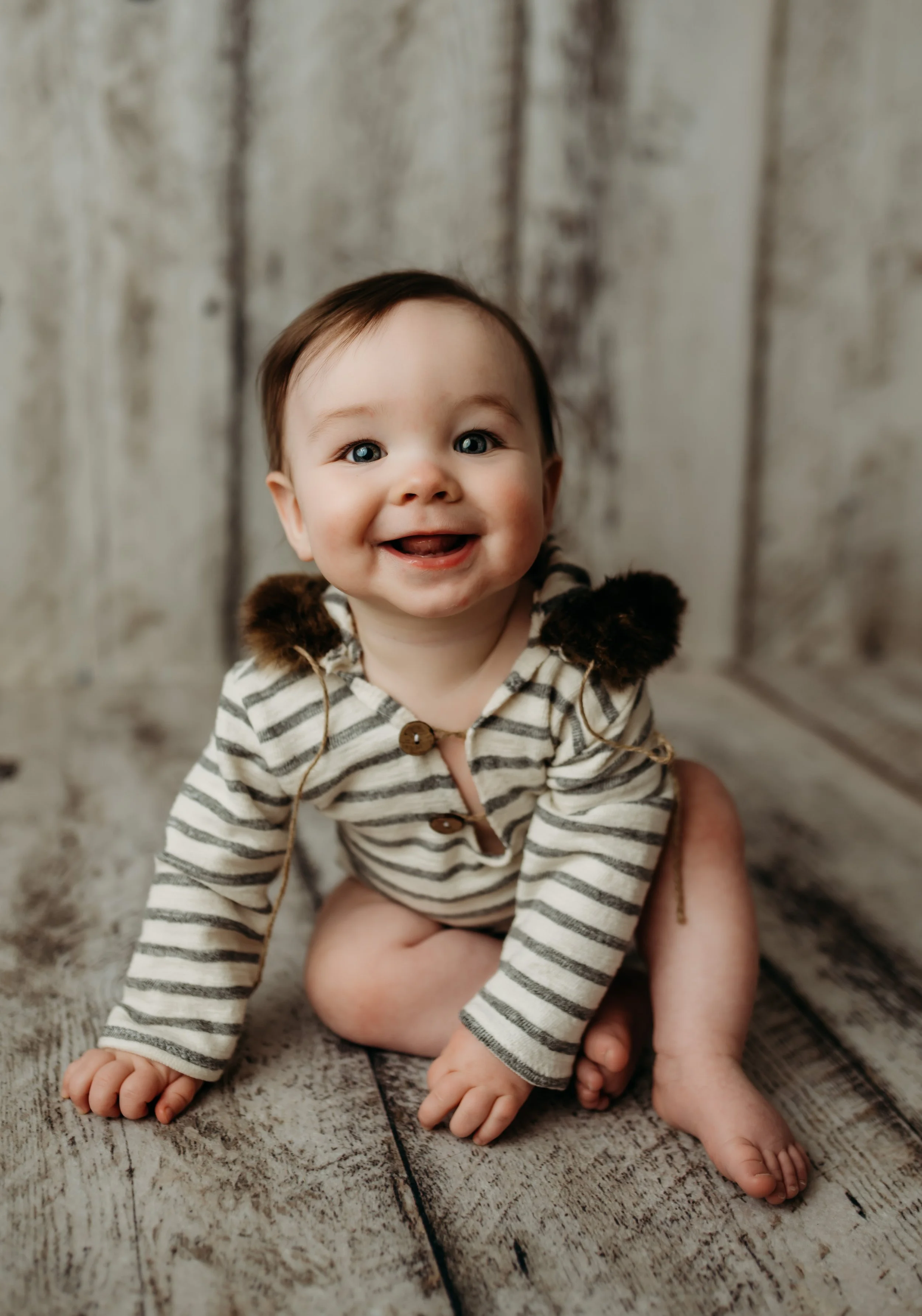 milestone photographer 6 month photos in springdale with tonia hanson photography