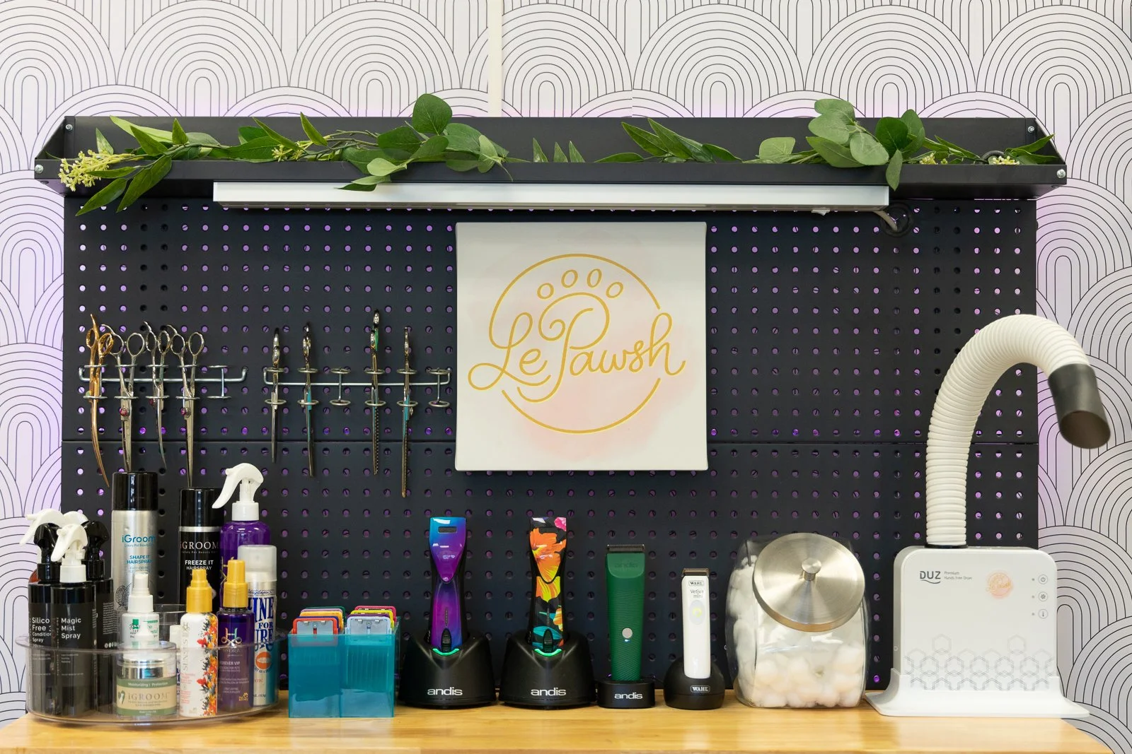 Le Pawsh Workstation Booth Rental