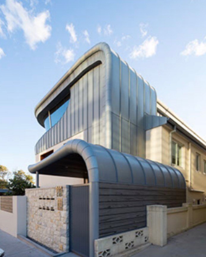 Looking back at a North Bondi Project I did 

#ARC #spengler #spenglerei #metalroofing #europeanroofing #dachdecker #allweather #bestroofs #roofenginerring #curves