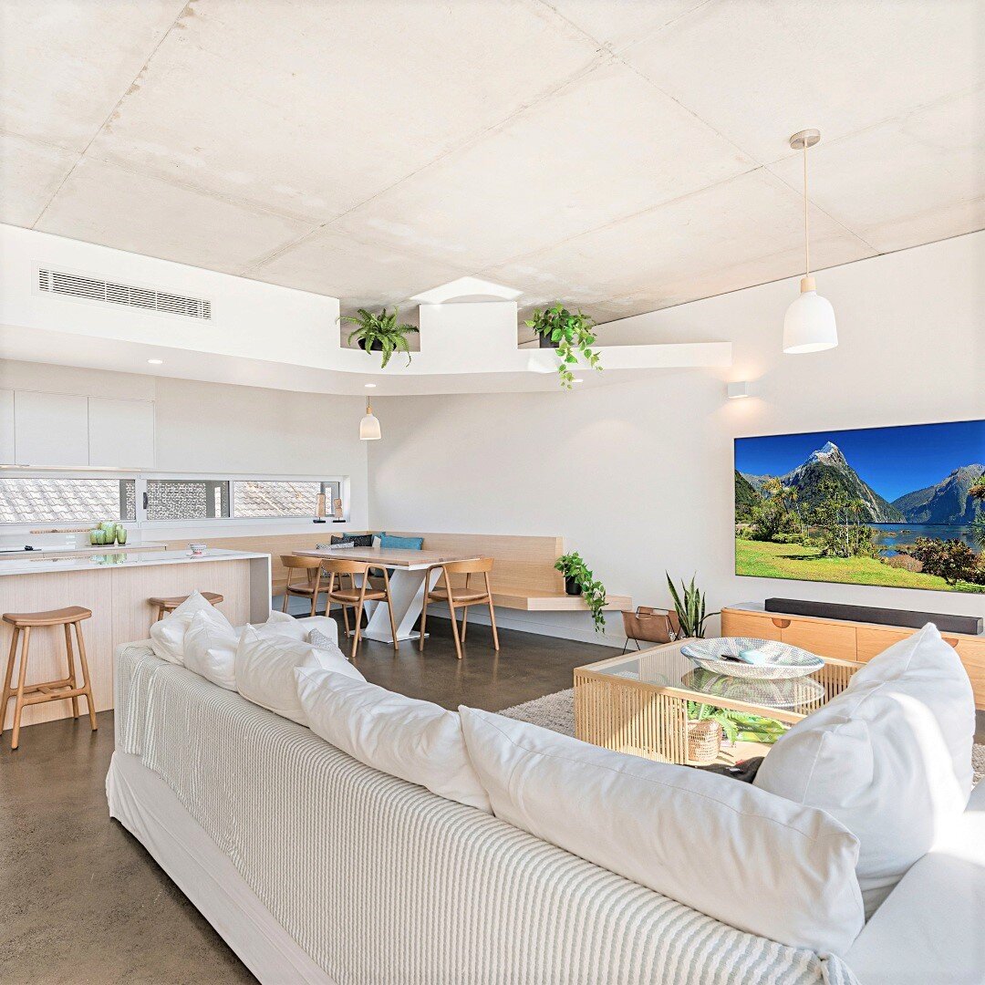 A booth seat worth fighting over! Actually, the booth seats 6-8 people comfortably so no fisticuffs necessary.
.
.
.#hideawayamongtheclouds #visitsunshinecoast #familyaccommodation #luxury #caloundra #beachholiday #Sunshinecoast